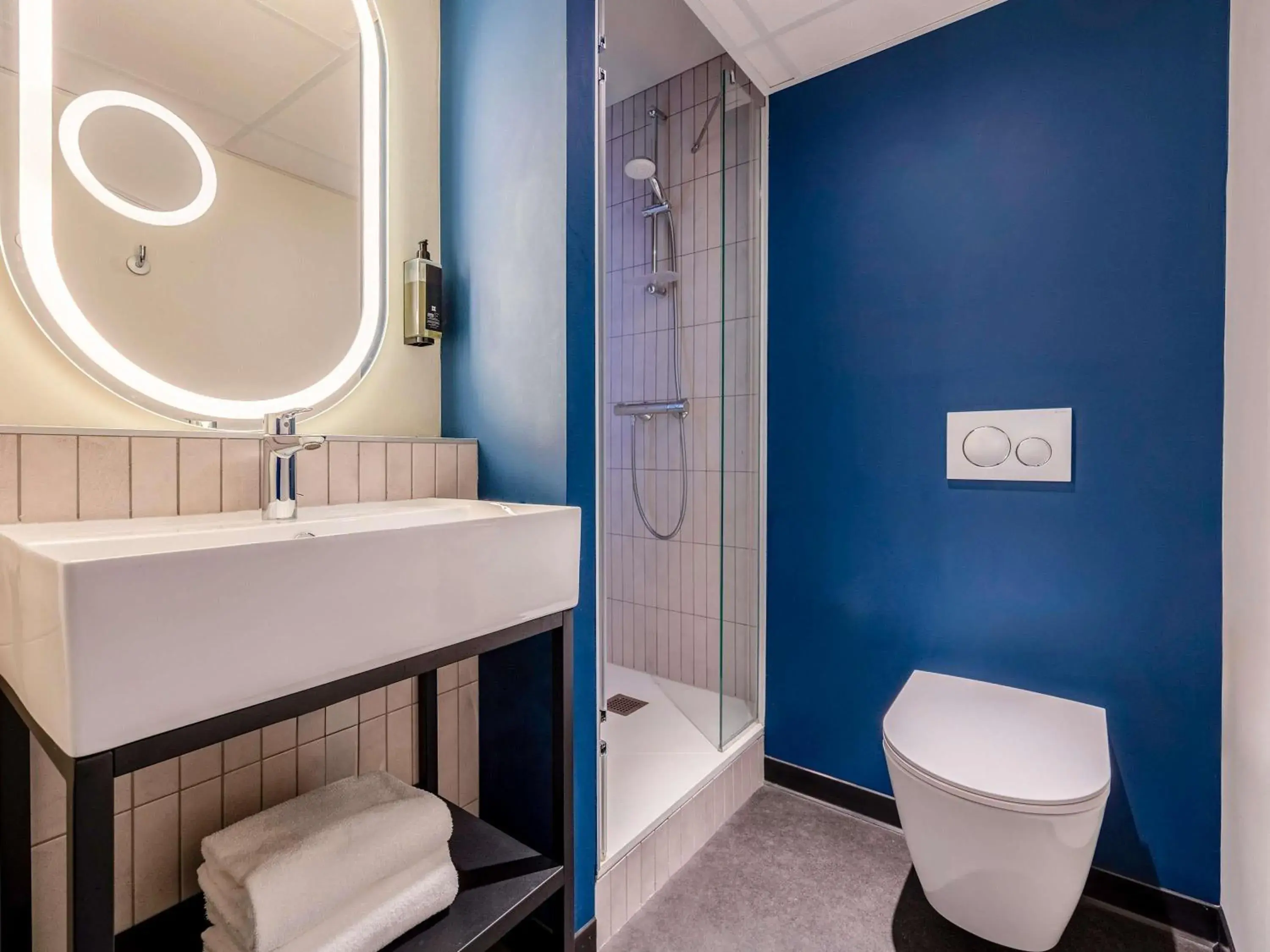 Bedroom in ibis La Rochelle Centre Historique Bedroom in ibis La Rochelle Centre Historique