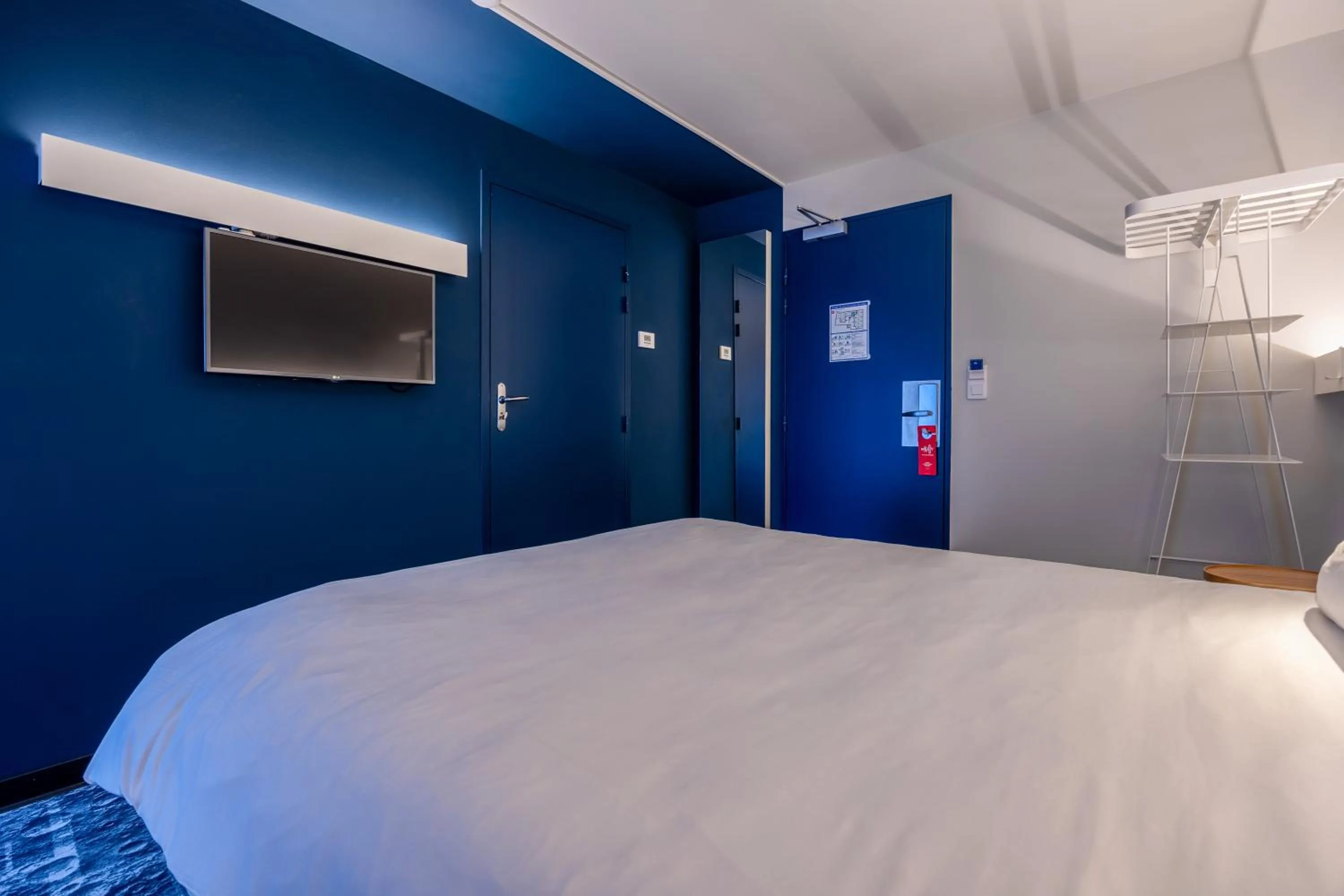 Photo of the whole room, Bed in ibis La Rochelle Centre Historique