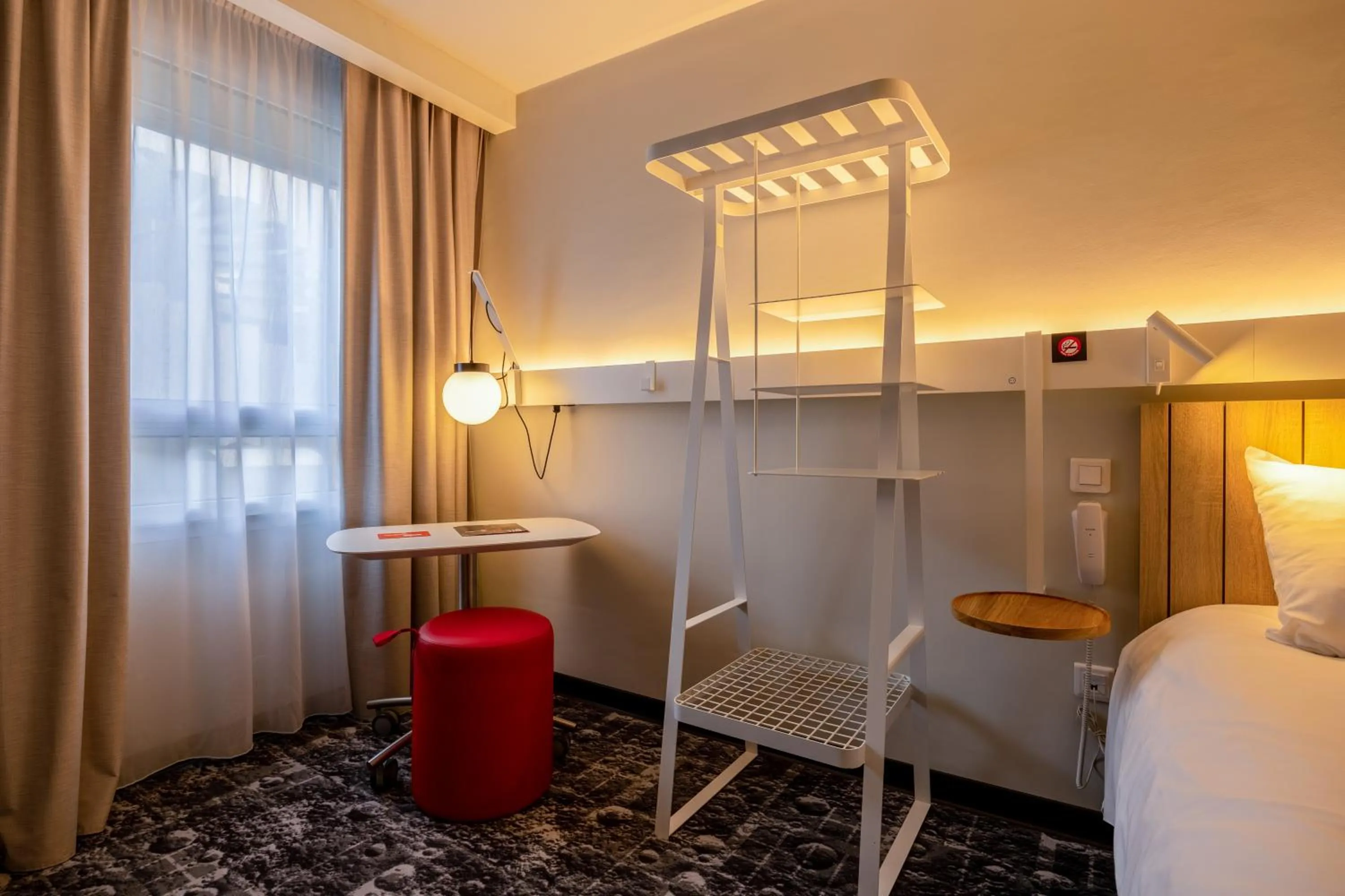 Photo of the whole room, Bed in ibis La Rochelle Centre Historique