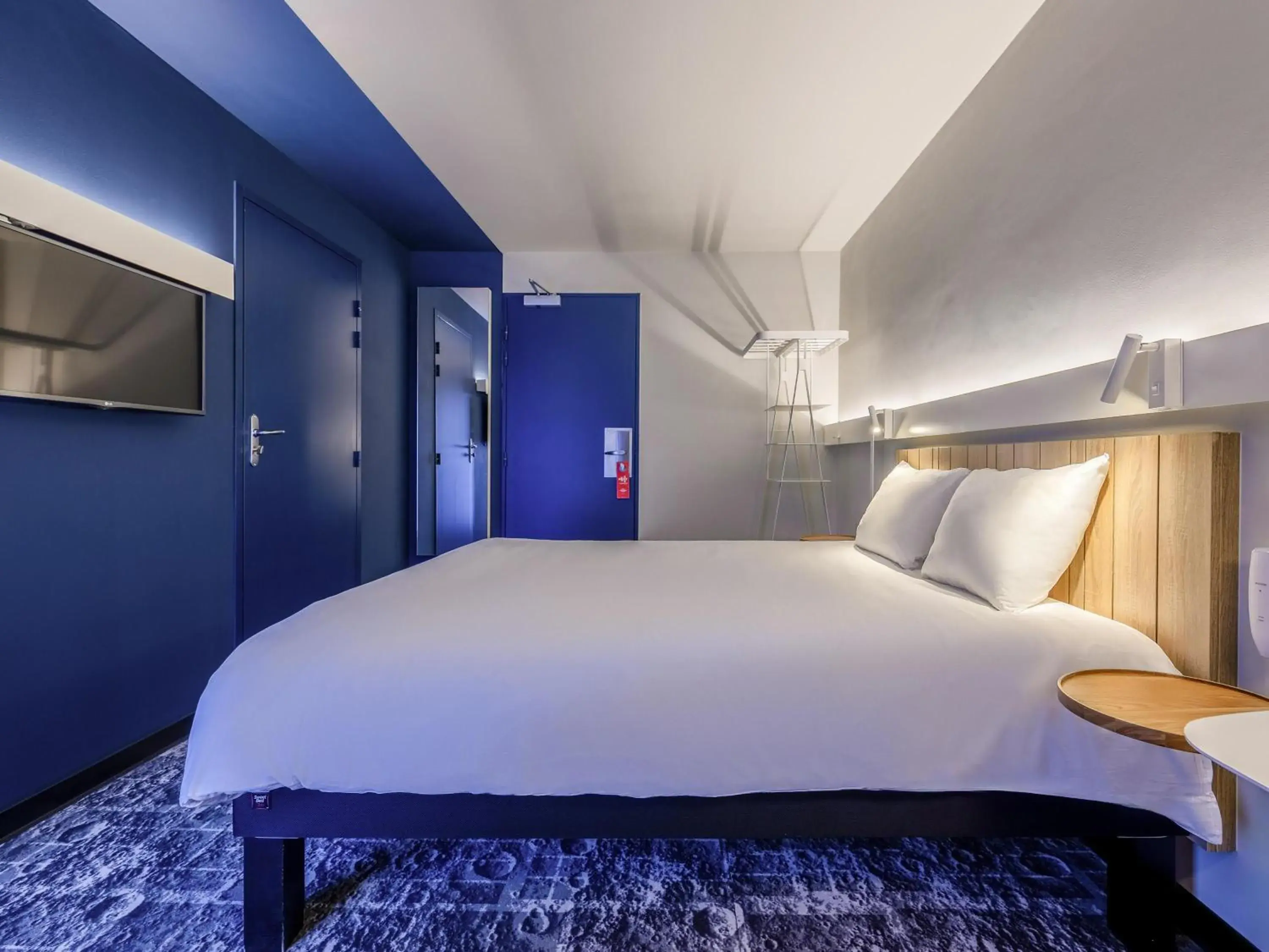 Bedroom, Bed in ibis La Rochelle Centre Historique Bedroom, Bed in ibis La Rochelle Centre Historique