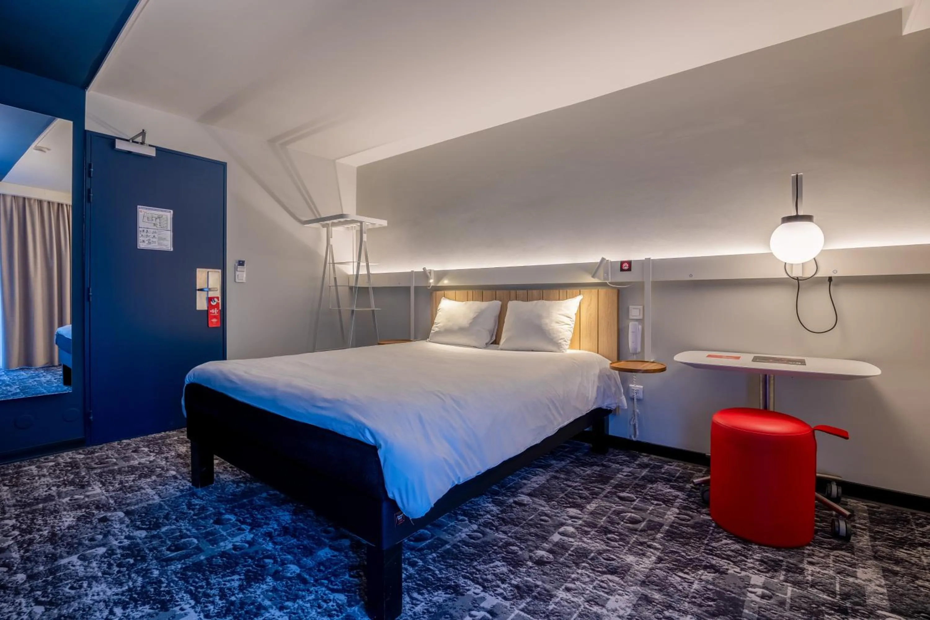 Photo of the whole room, Bed in ibis La Rochelle Centre Historique