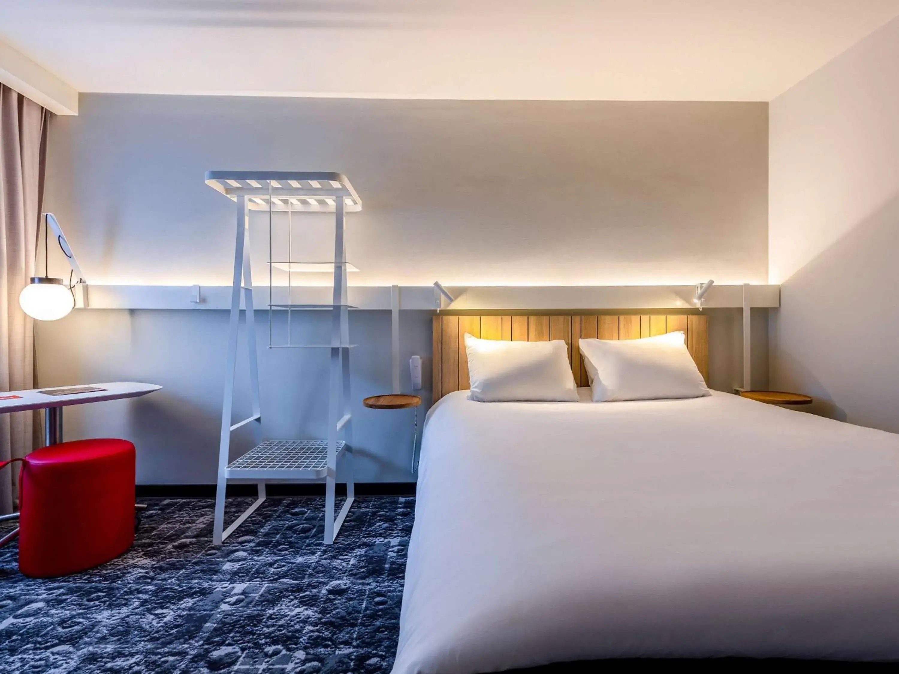 Bedroom, Bed in ibis La Rochelle Centre Historique Bedroom, Bed in ibis La Rochelle Centre Historique