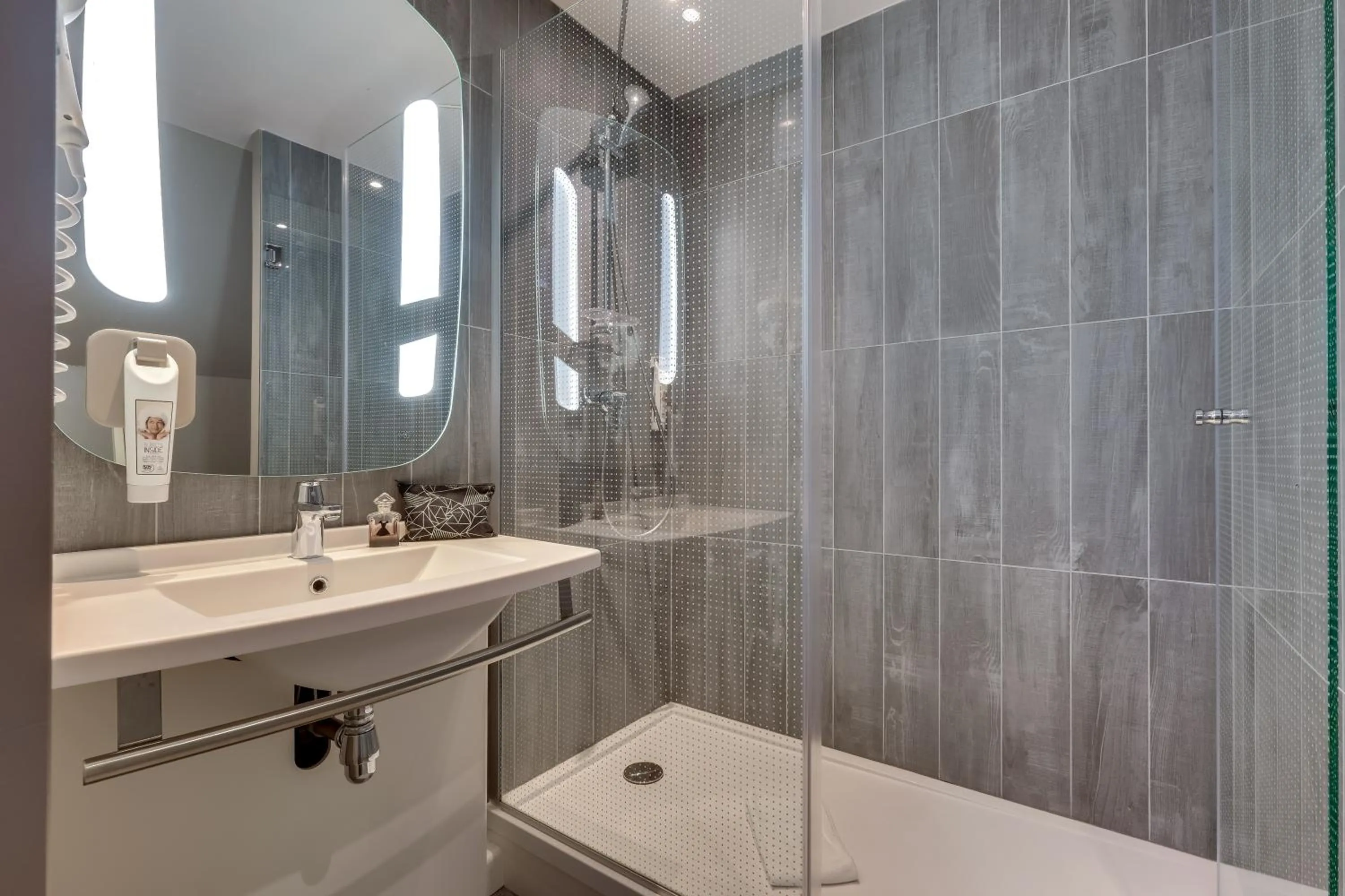 Shower in ibis Rueil-Malmaison Centre