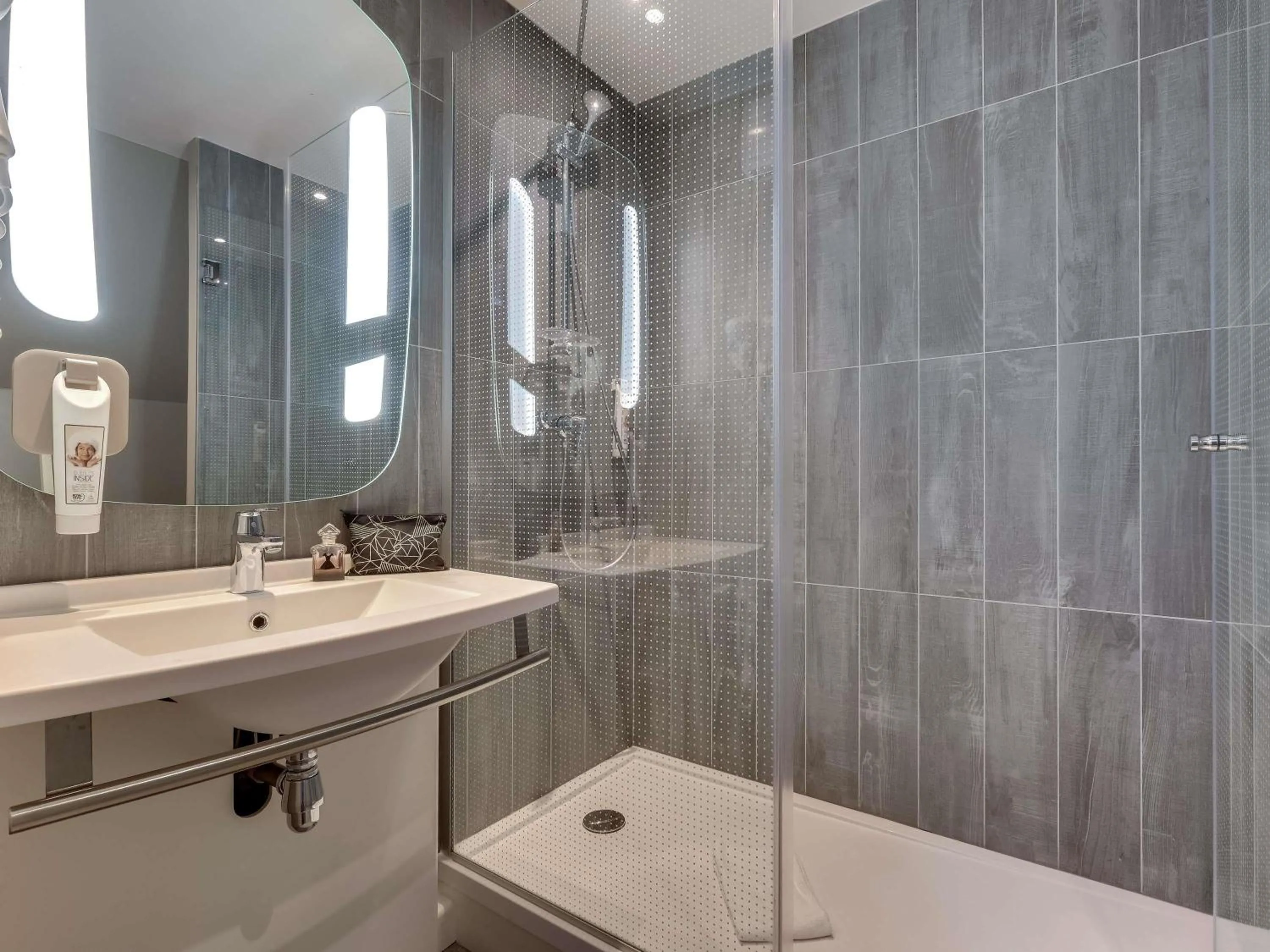 Bedroom in ibis Rueil-Malmaison Centre