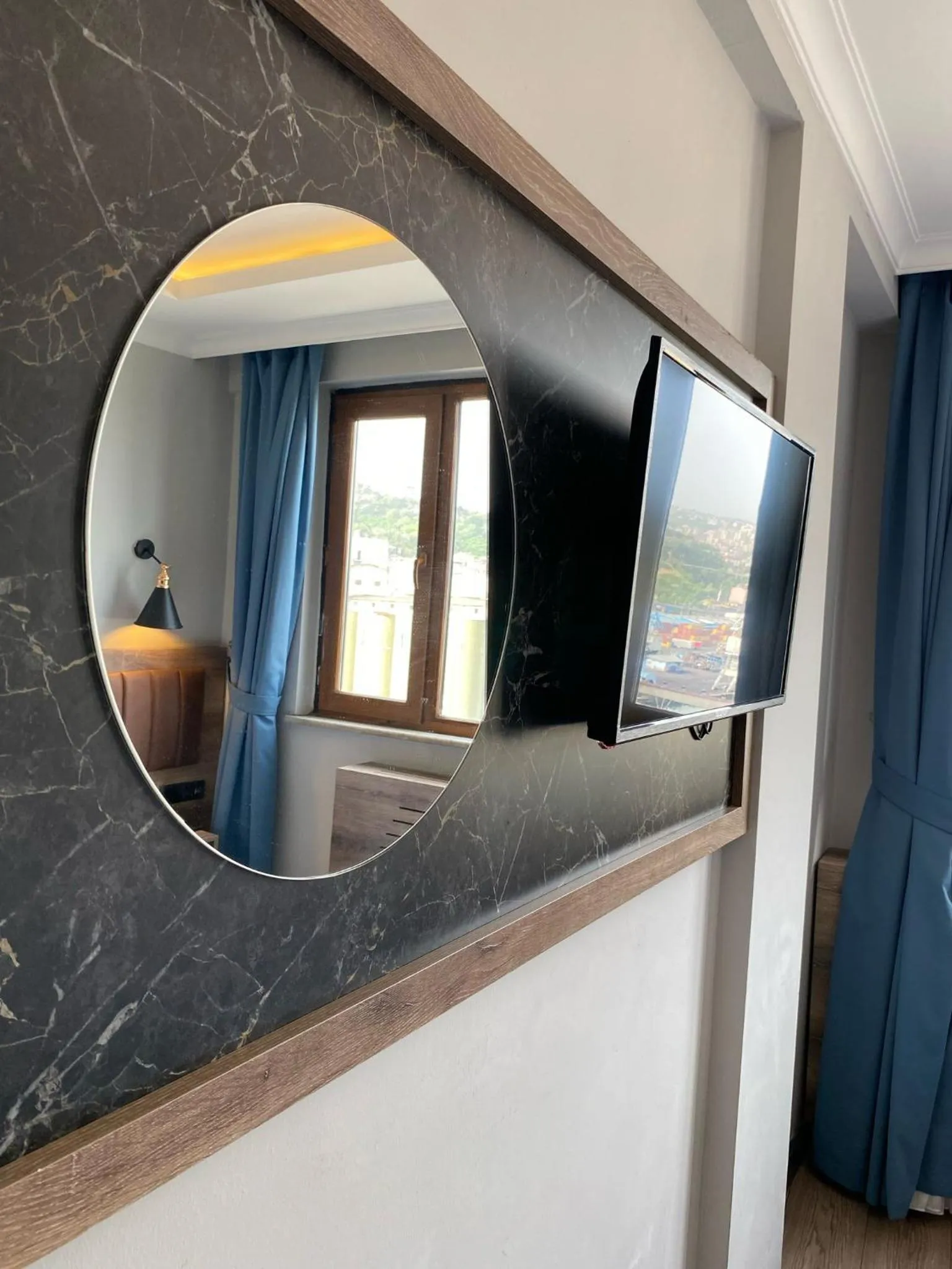 Communal lounge/ TV room in City Port Hotel Trabzon