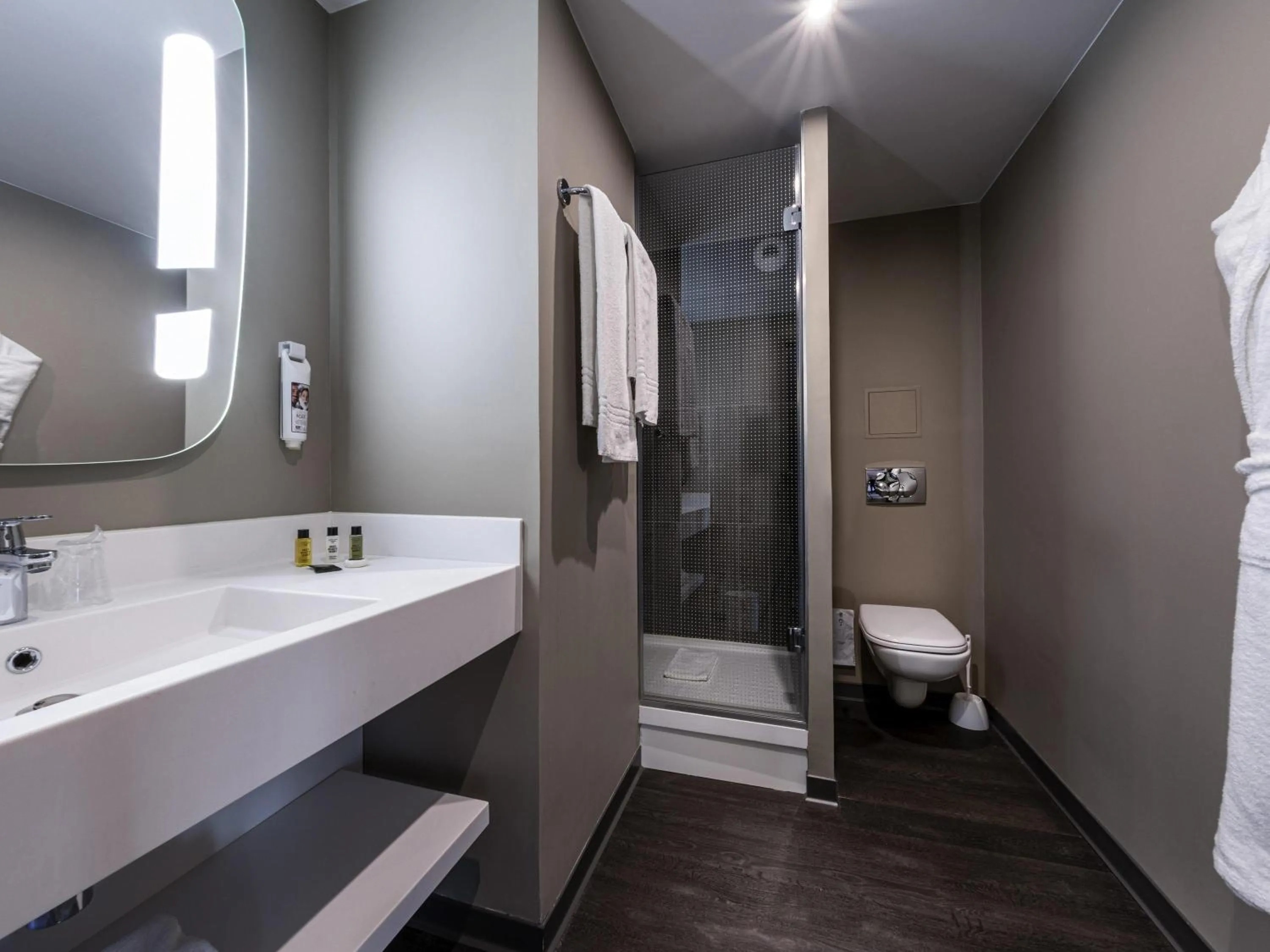 Bedroom in ibis Nanterre La Défense