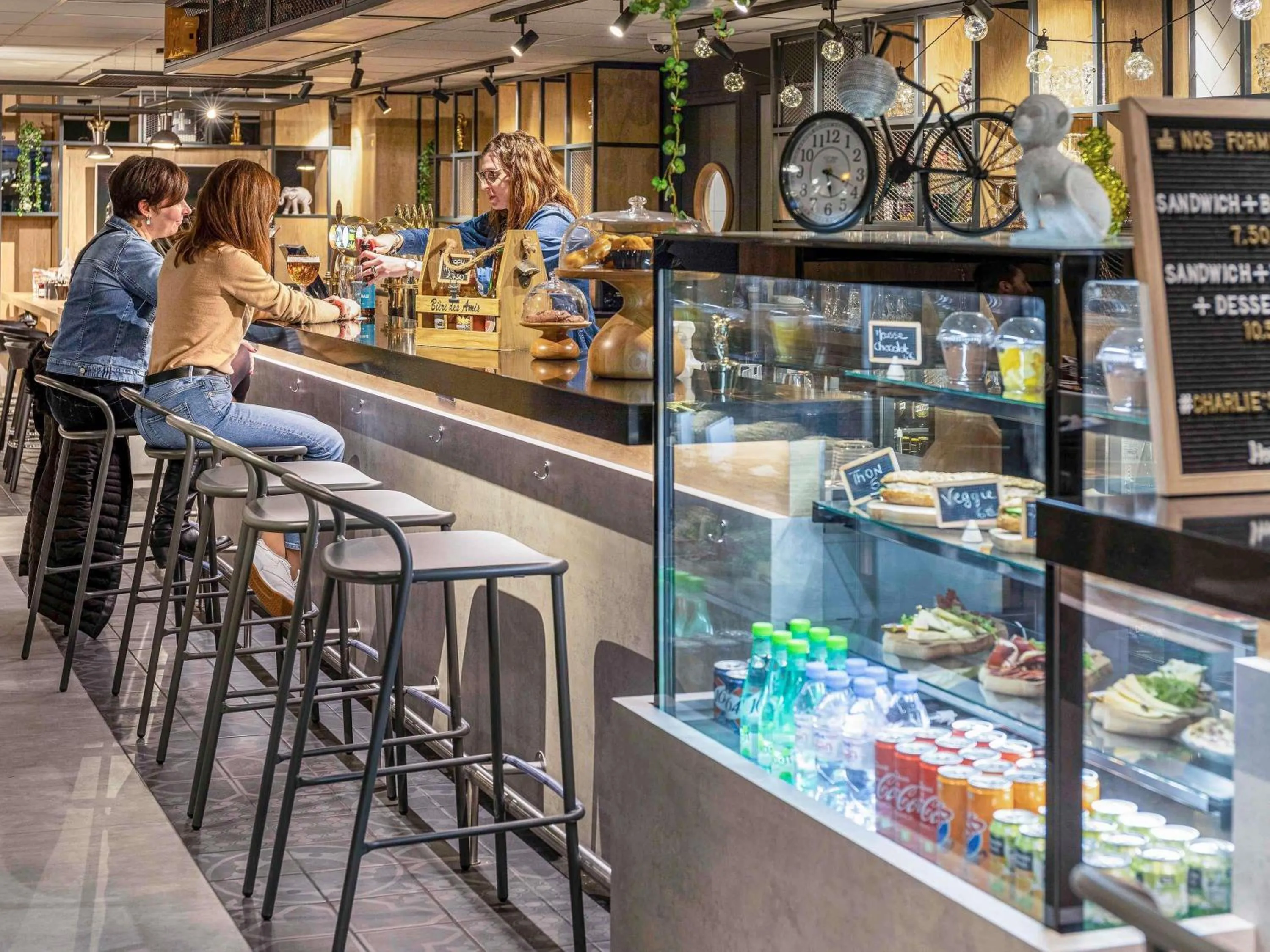 Lounge or bar in ibis Nanterre La Défense