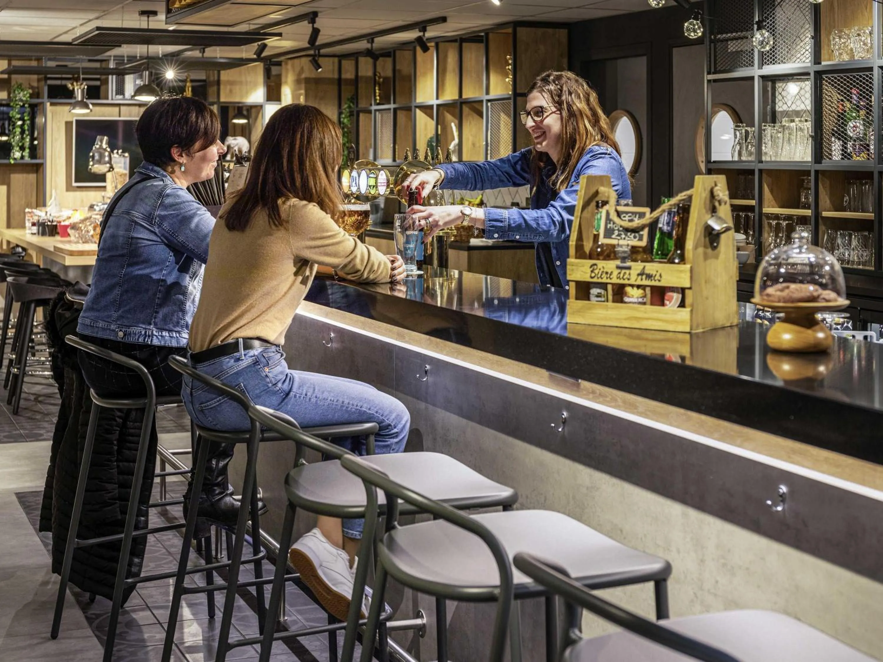 Lounge or bar in ibis Nanterre La Défense