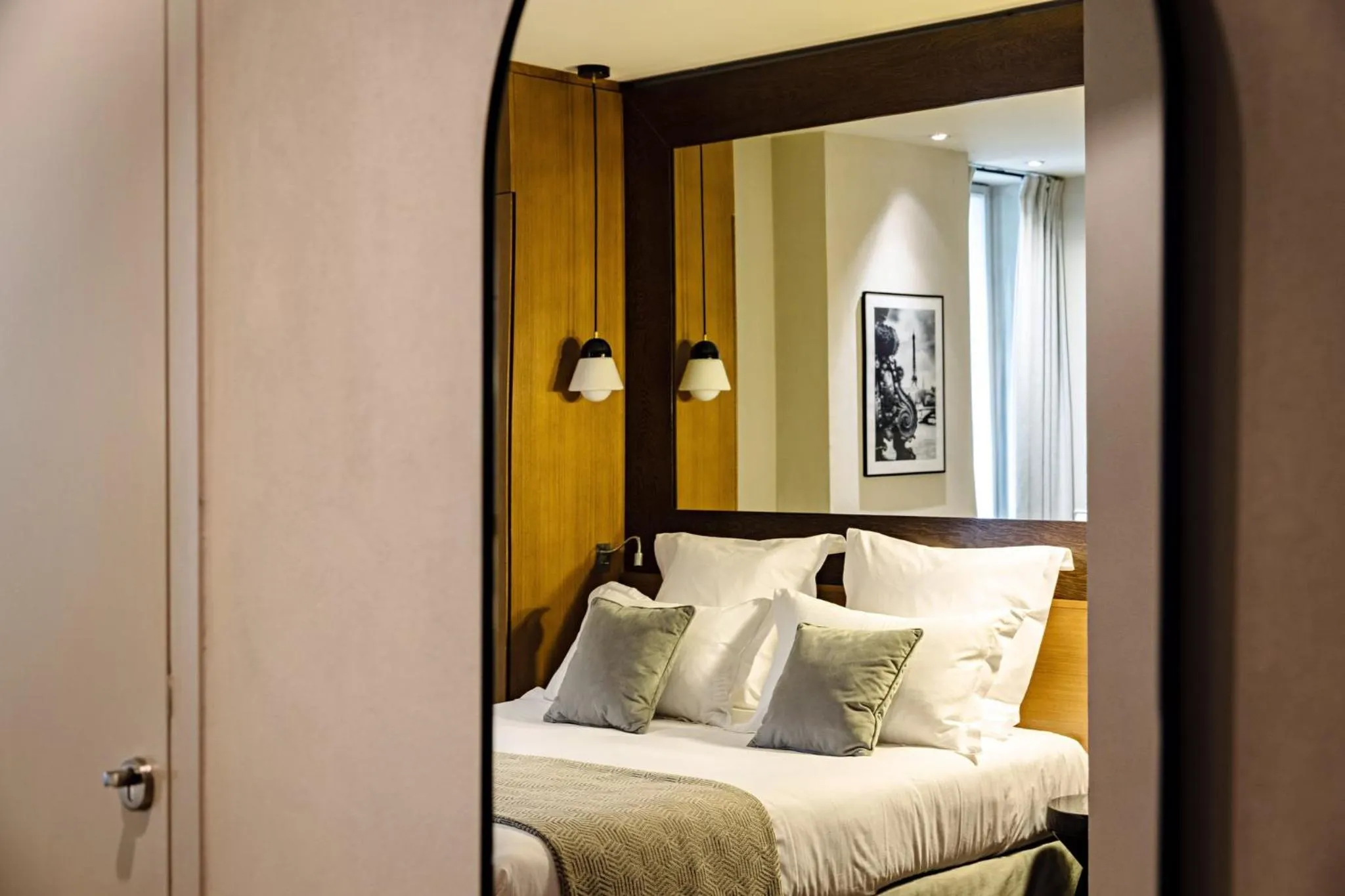 Photo of the whole room, Bed in Holiday Inn Paris Palais de l'Elysée by IHG