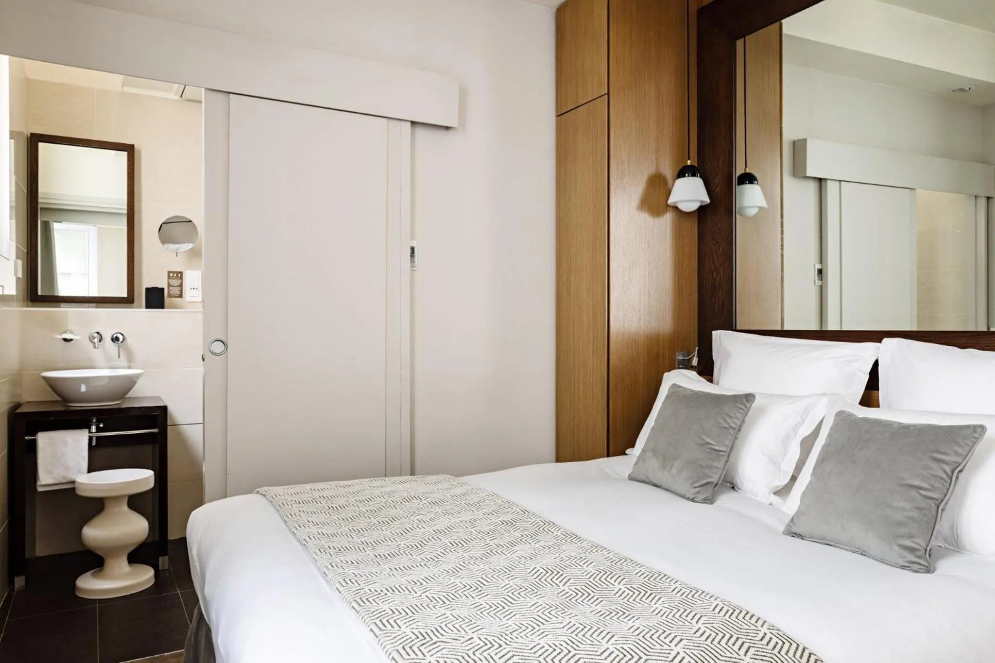 Photo of the whole room, Bed in Holiday Inn Paris Palais de l'Elysée by IHG