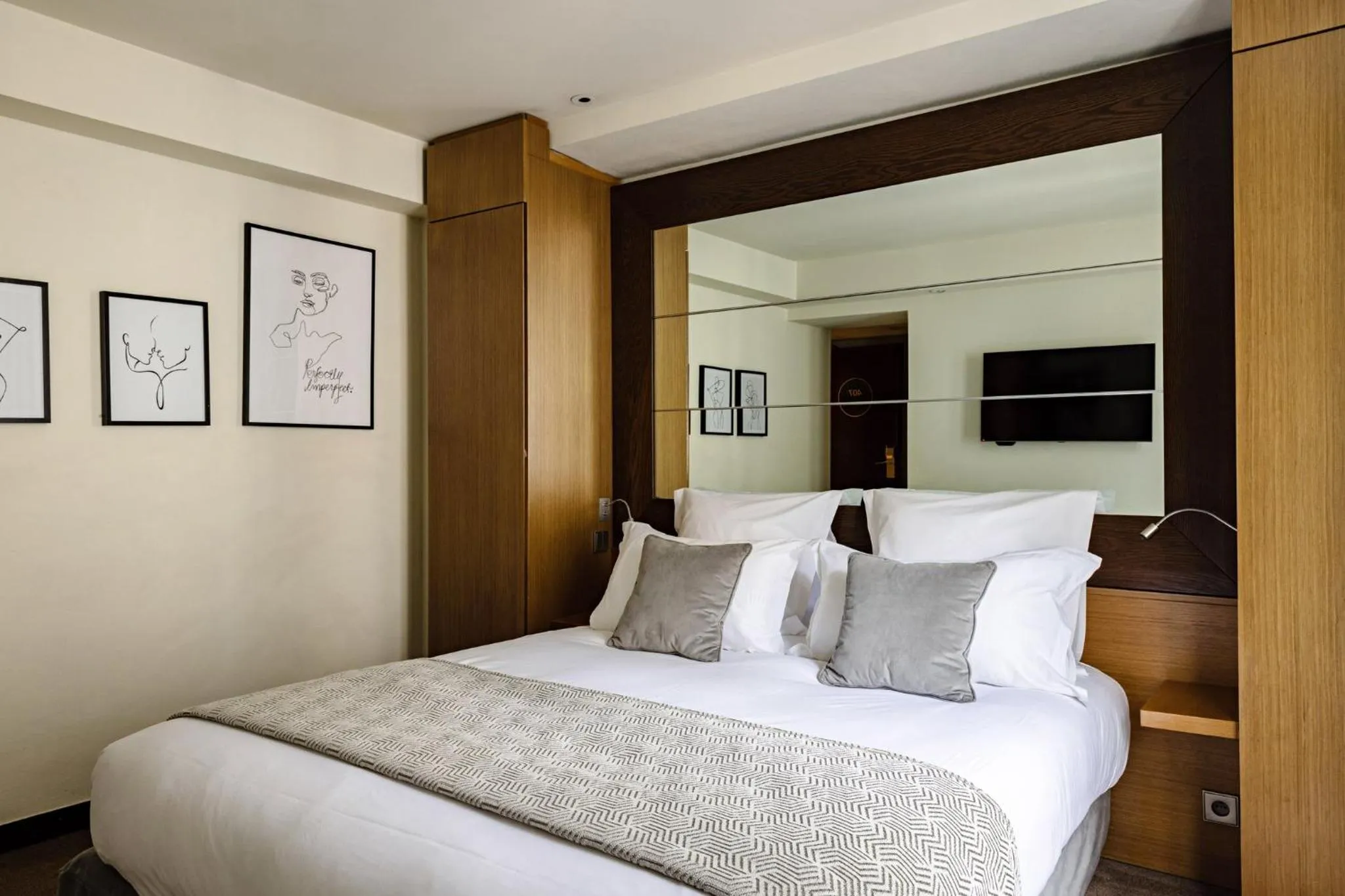 Photo of the whole room, Bed in Holiday Inn Paris Palais de l'Elysée by IHG