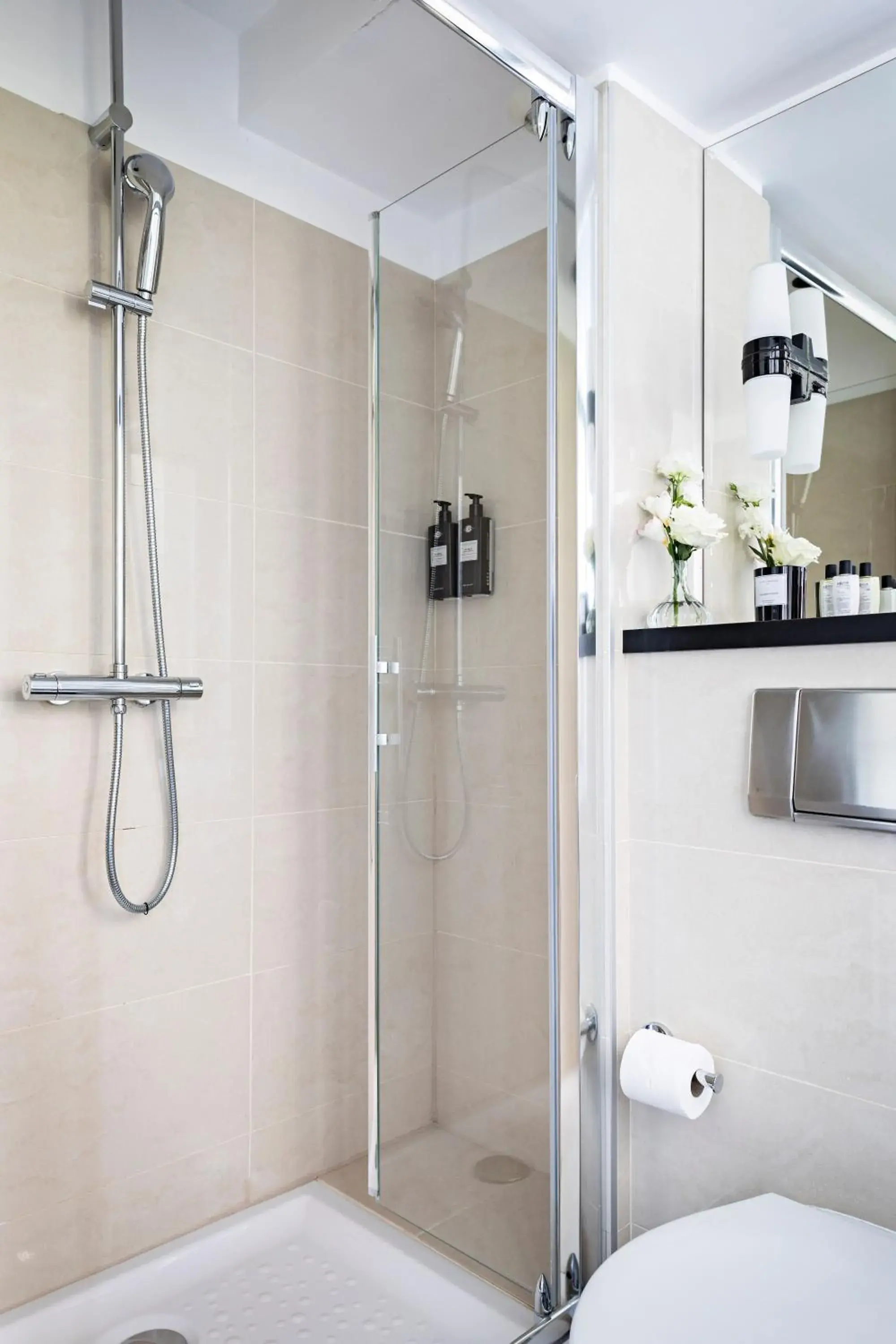 Bathroom in Holiday Inn Paris Palais de l'Elysée by IHG Bathroom in Holiday Inn Paris Palais de l'Elysée by IHG