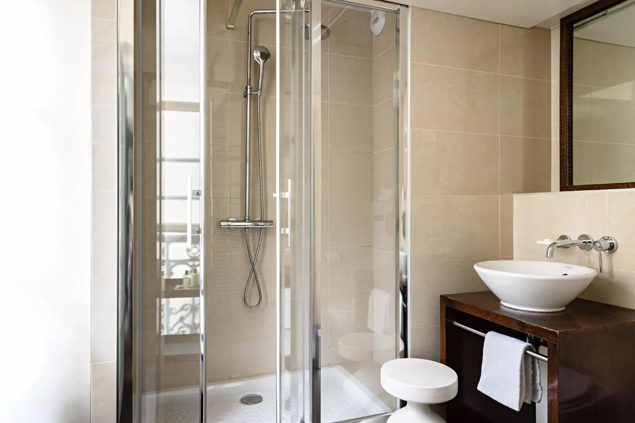 Bathroom in Holiday Inn Paris Palais de l'Elysée by IHG Bathroom in Holiday Inn Paris Palais de l'Elysée by IHG