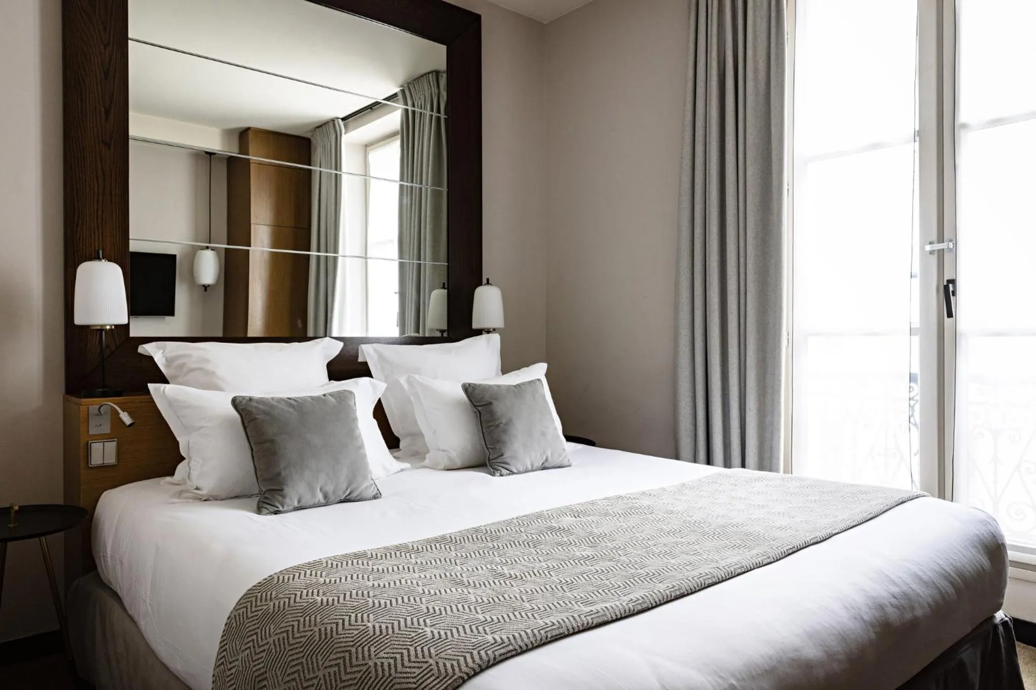 Photo of the whole room, Bed in Holiday Inn Paris Palais de l'Elysée by IHG