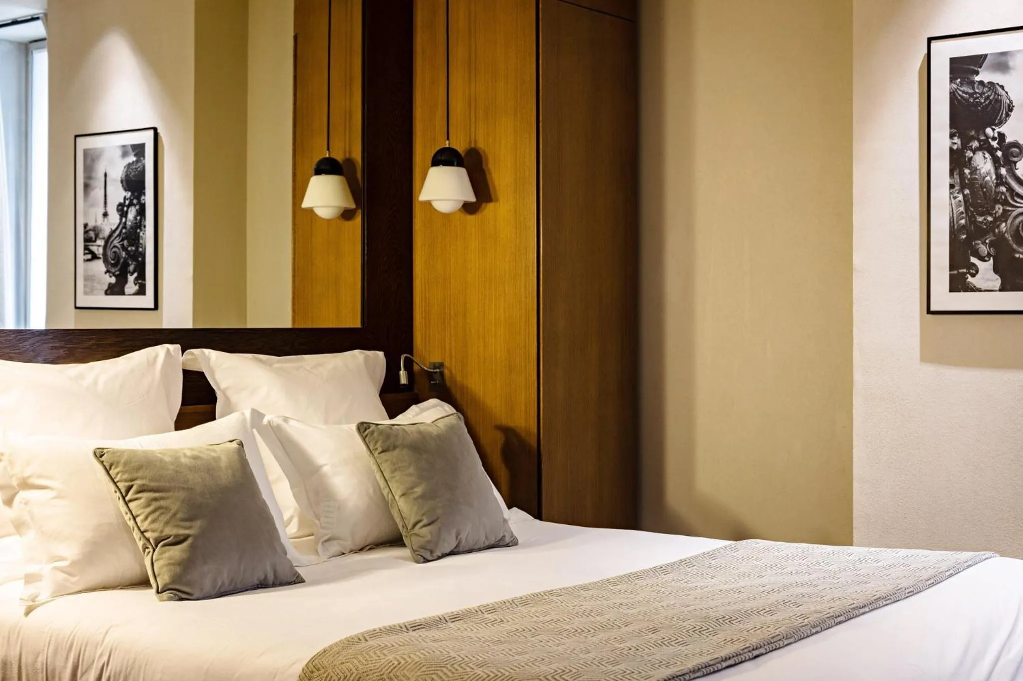 Photo of the whole room, Bed in Holiday Inn Paris Palais de l'Elysée by IHG