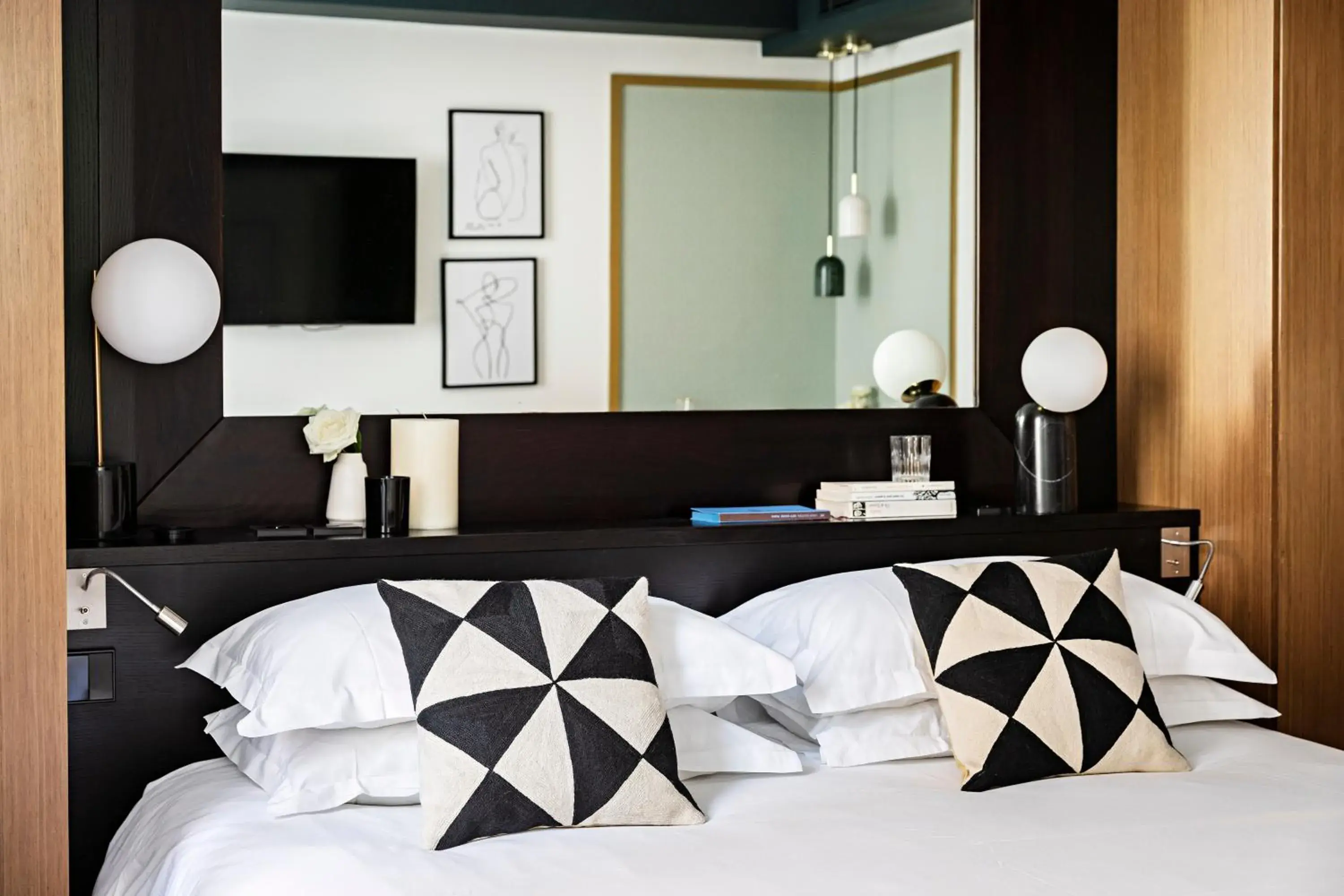 Bedroom, Bed in Holiday Inn Paris Palais de l'Elysée by IHG Bedroom, Bed in Holiday Inn Paris Palais de l'Elysée by IHG