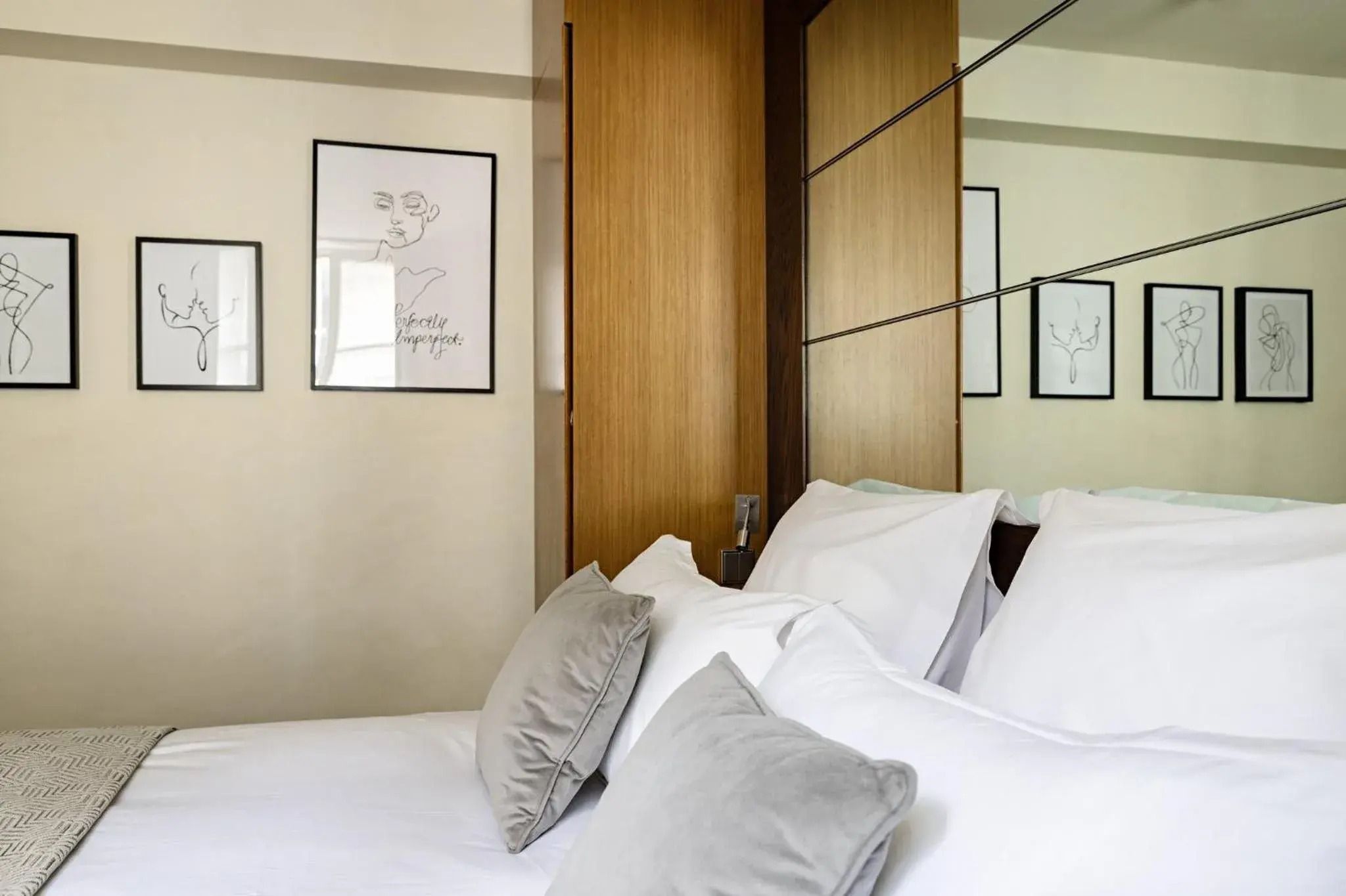 Photo of the whole room, Bed in Holiday Inn Paris Palais de l'Elysée by IHG Photo of the whole room, Bed in Holiday Inn Paris Palais de l'Elysée by IHG