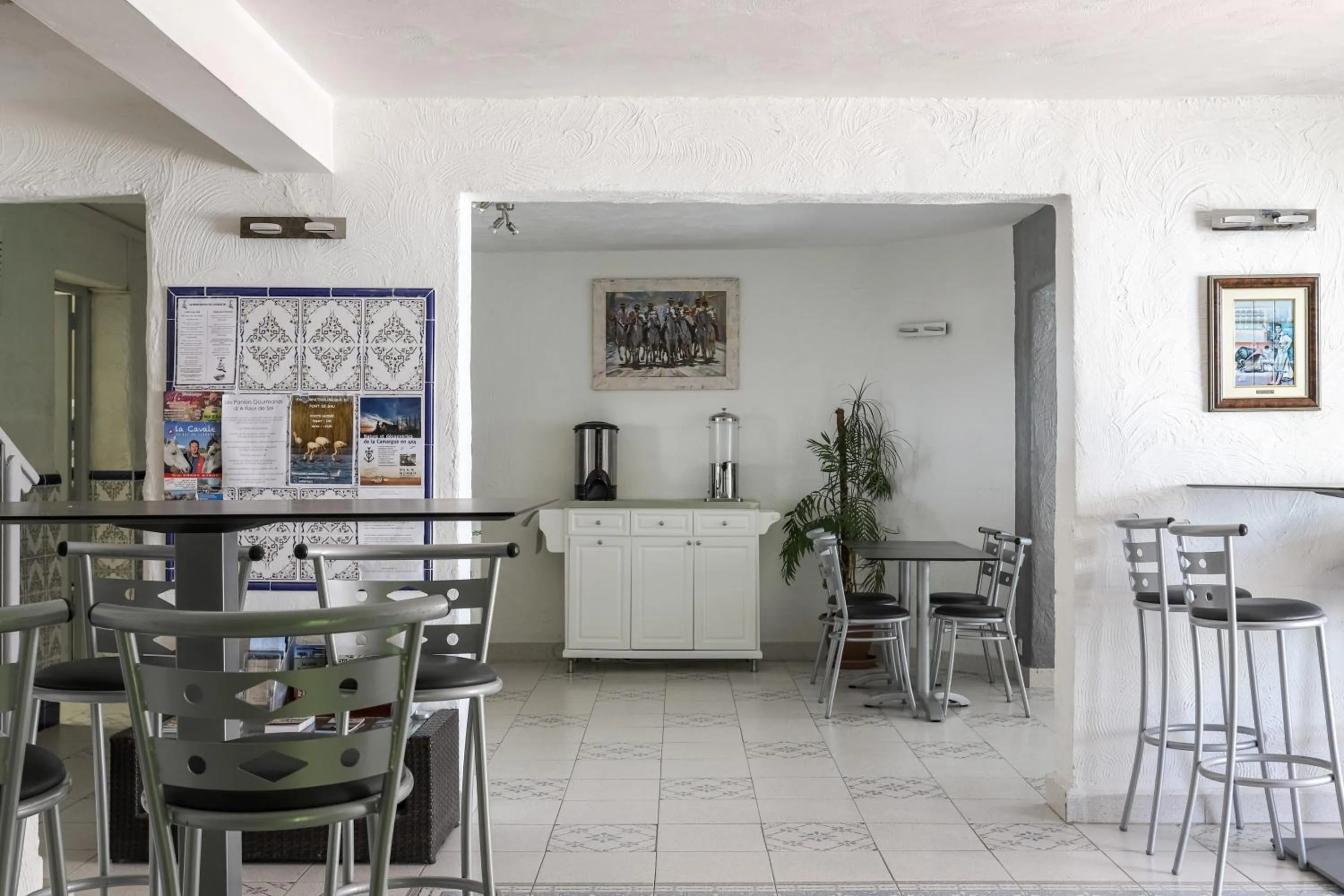 Lobby or reception in Hotel Les Palmiers En Camargue