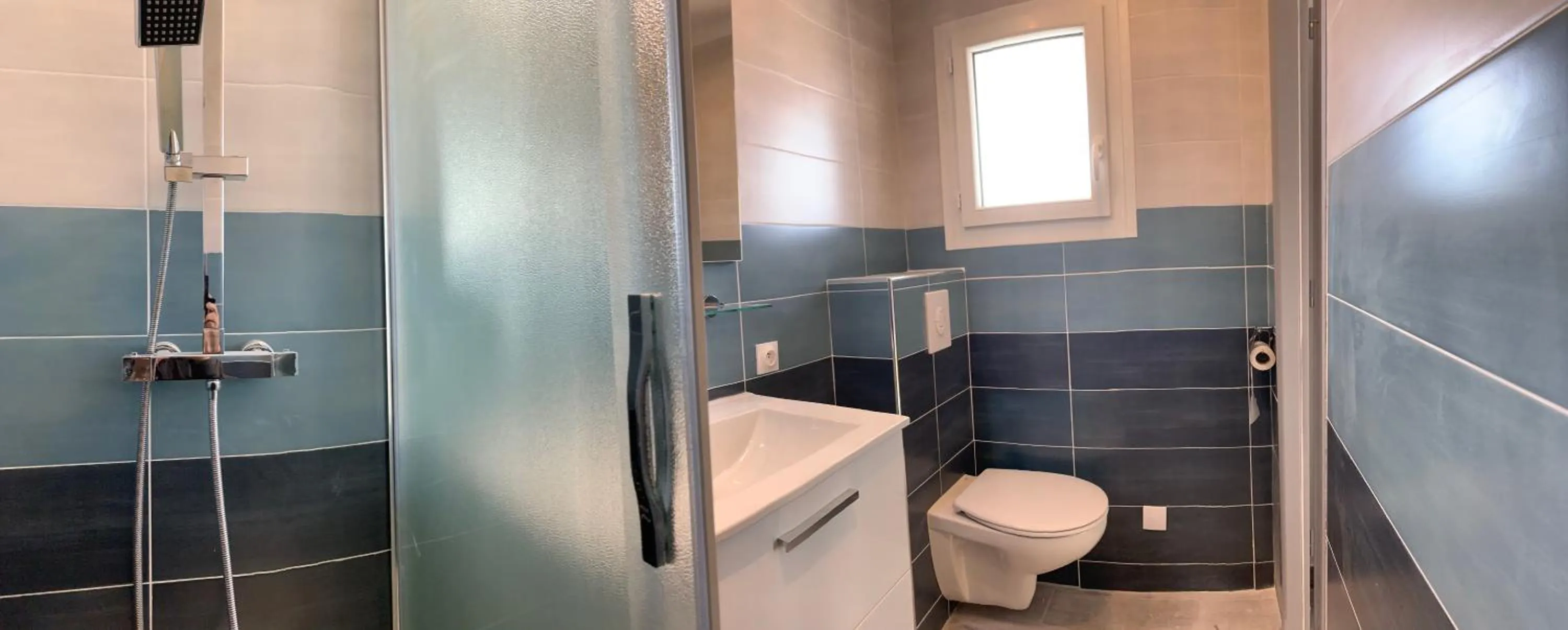 Shower in Hotel Les Palmiers En Camargue