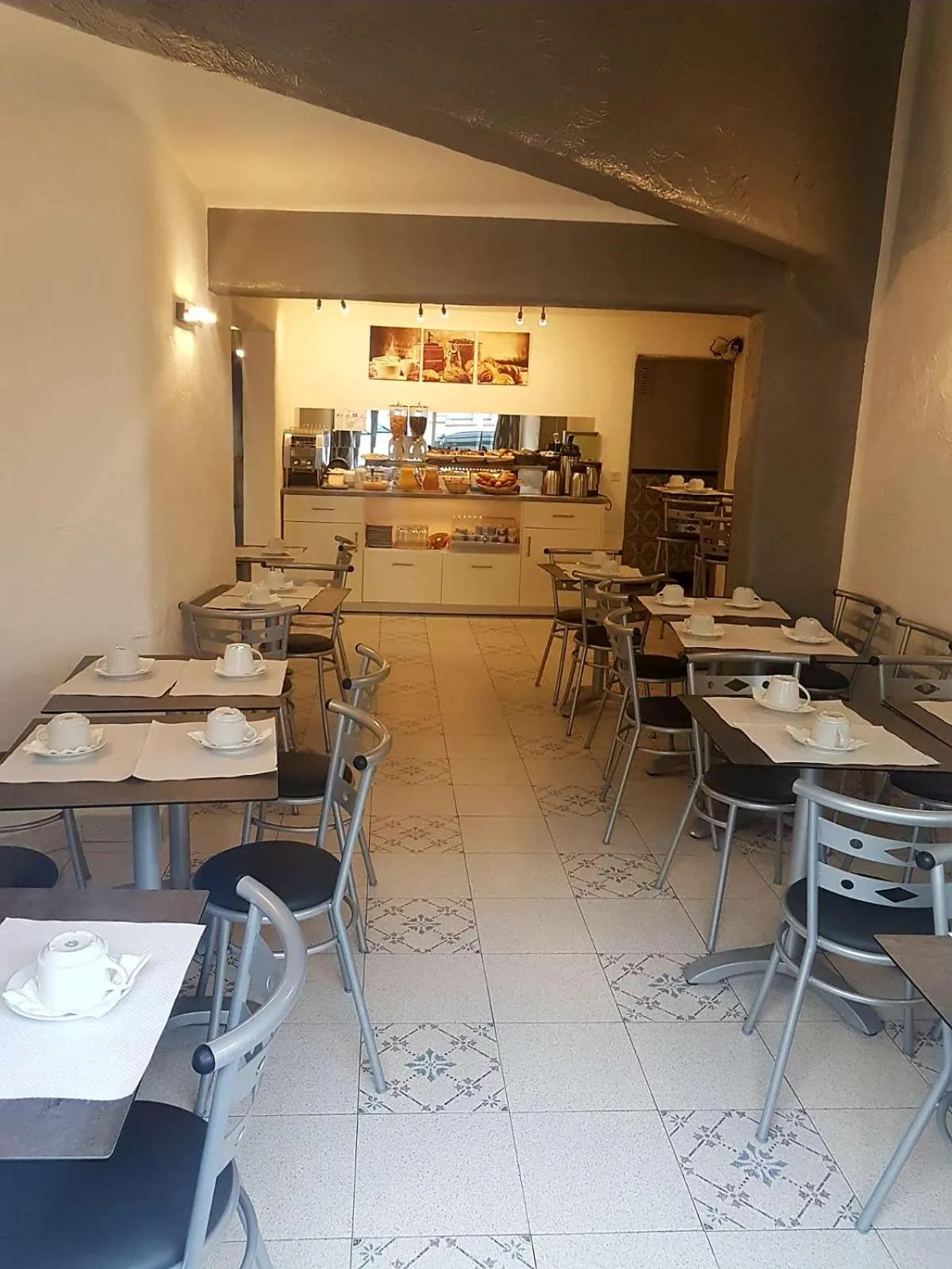Dining area in Hotel Les Palmiers En Camargue