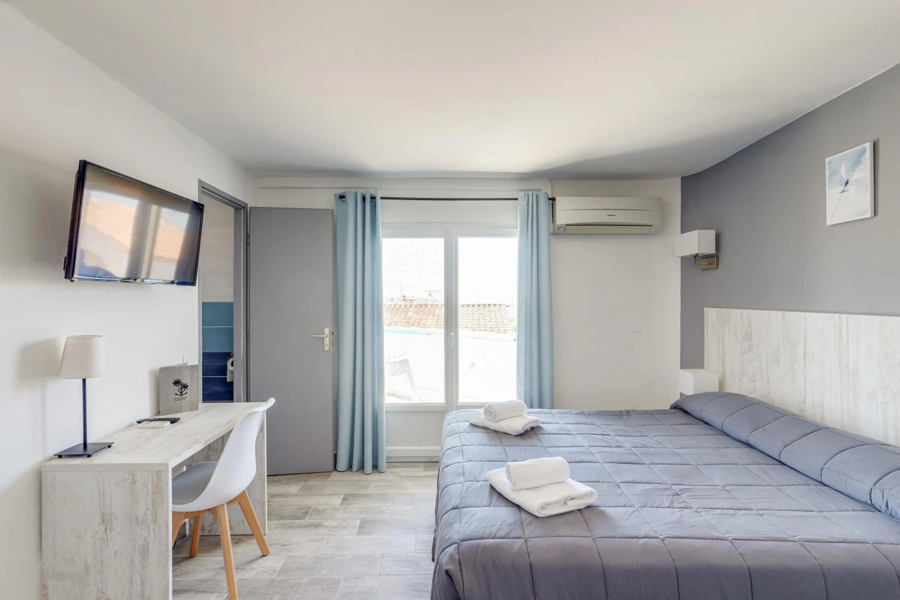 Photo of the whole room, Bed in Hotel Les Palmiers En Camargue