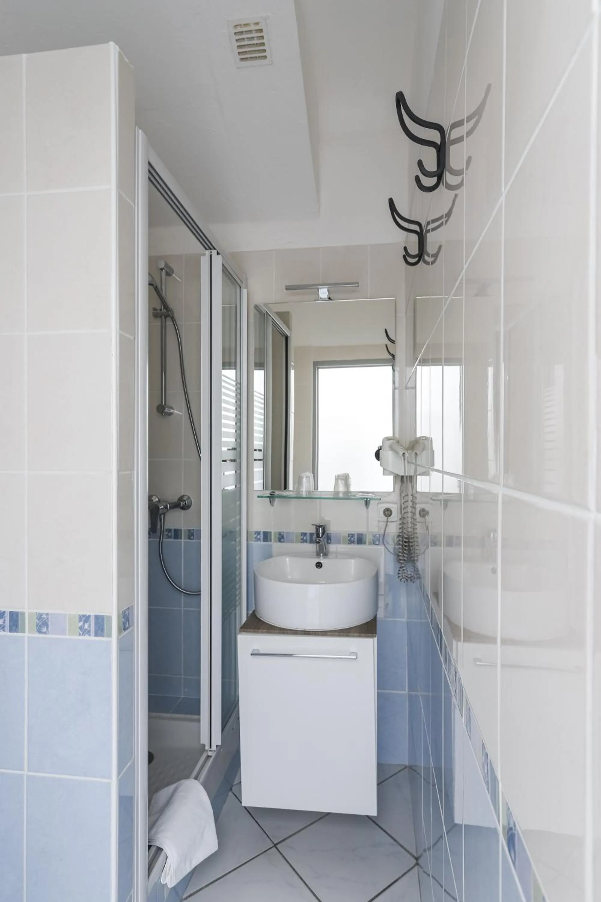 Bathroom in Hotel Les Palmiers En Camargue