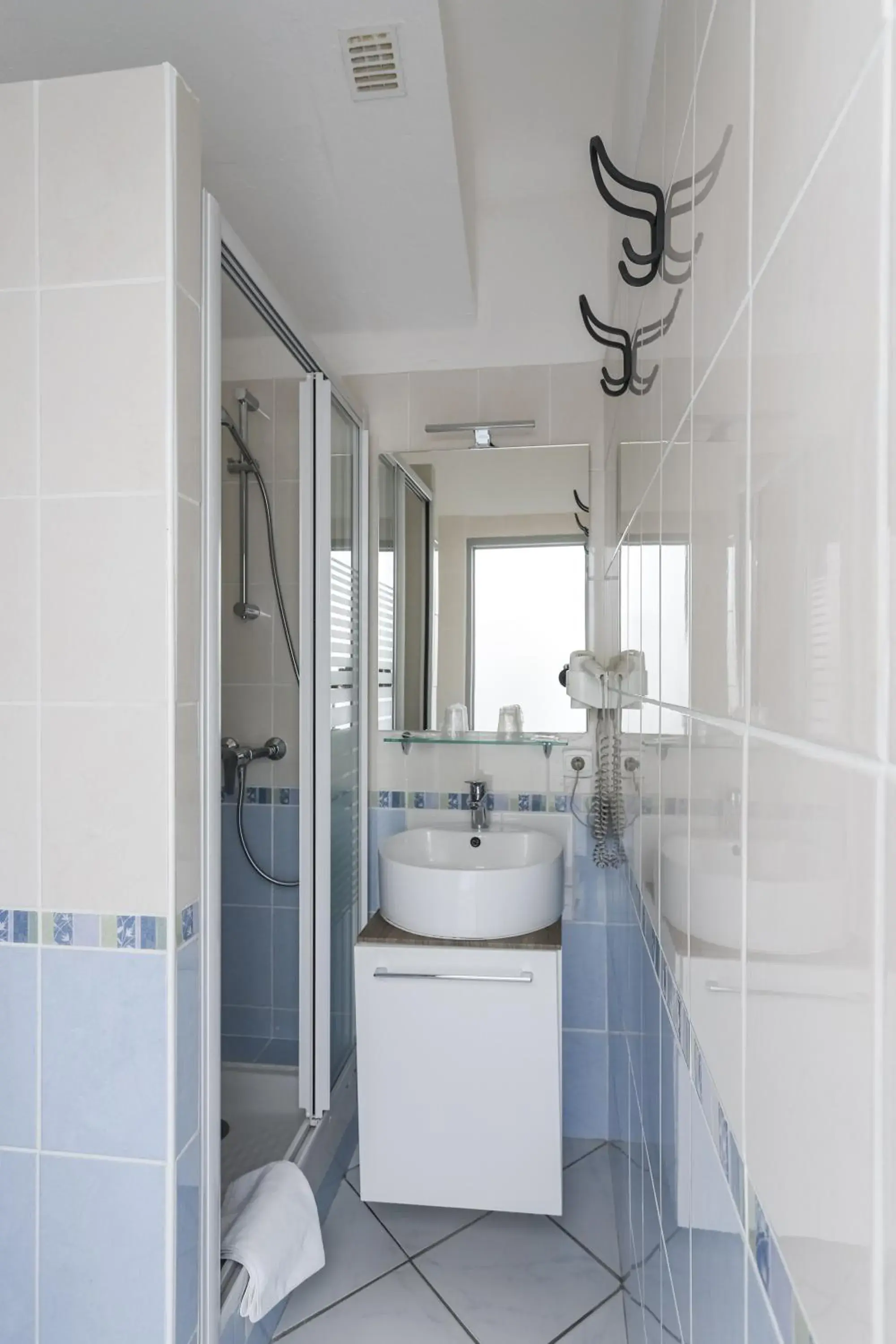 Comfort Double Room with Balcony in Hotel Les Palmiers En Camargue Comfort Double Room with Balcony in Hotel Les Palmiers En Camargue