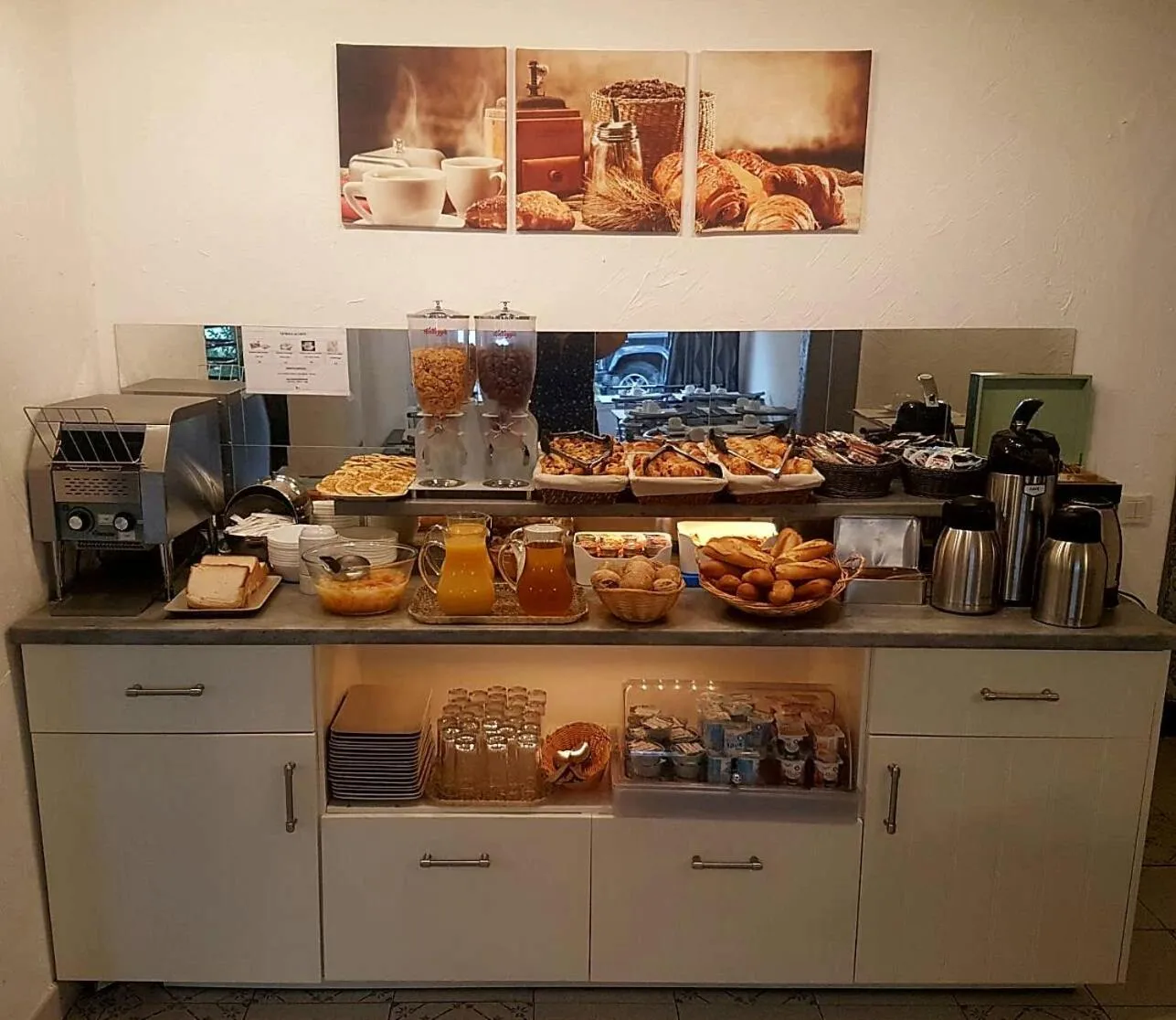 Buffet breakfast in Hotel Les Palmiers En Camargue
