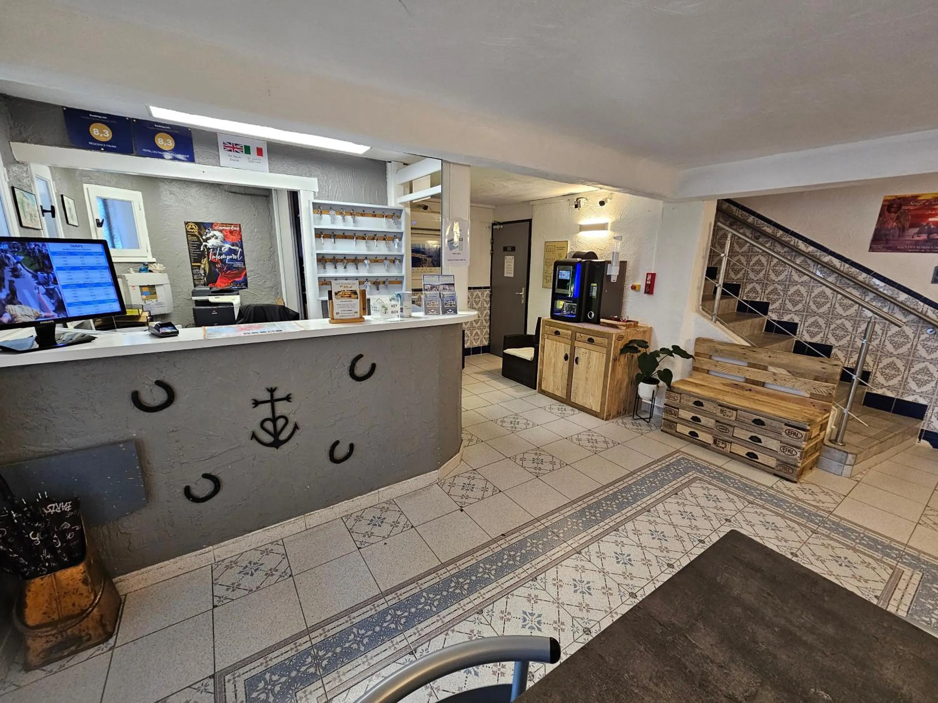 Living room in Hotel Les Palmiers En Camargue