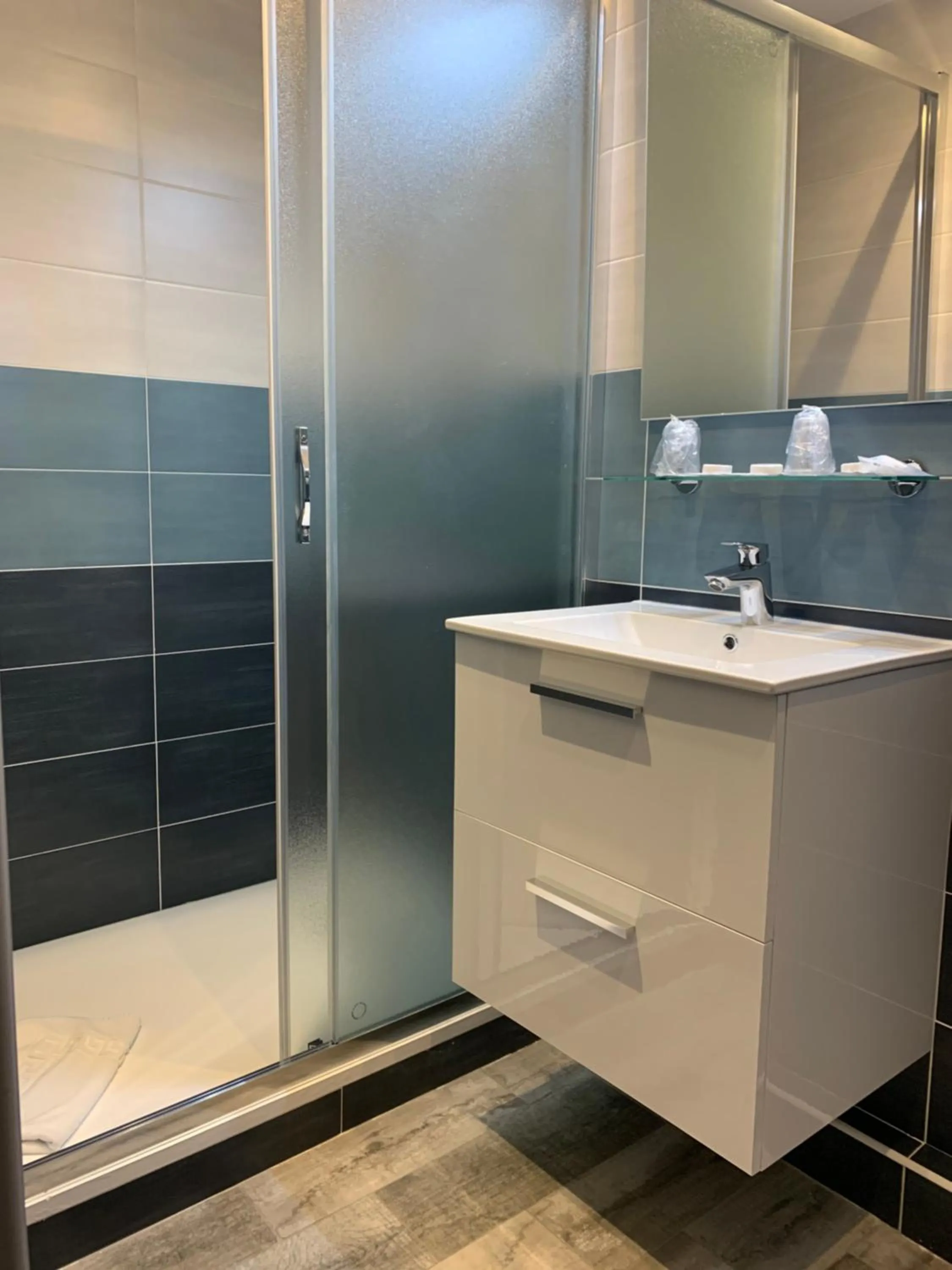 Bathroom in Hotel Les Palmiers En Camargue