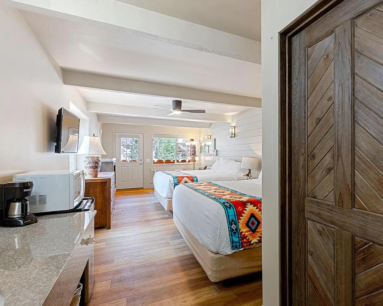 Photo of the whole room, Bed in Hot Springs Inn