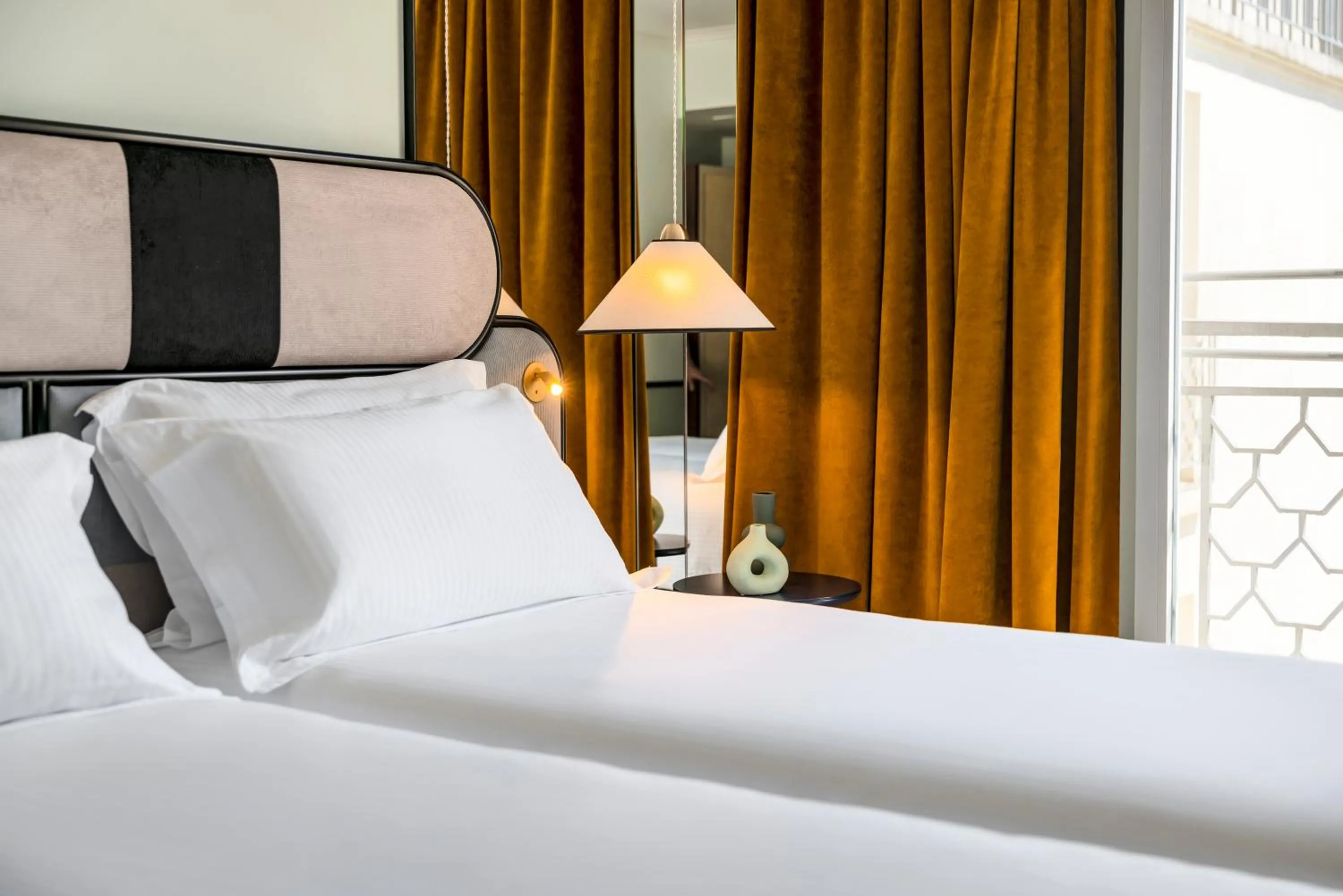 Bed in Hotel Faubourg Galant Paris - Handwritten Collection