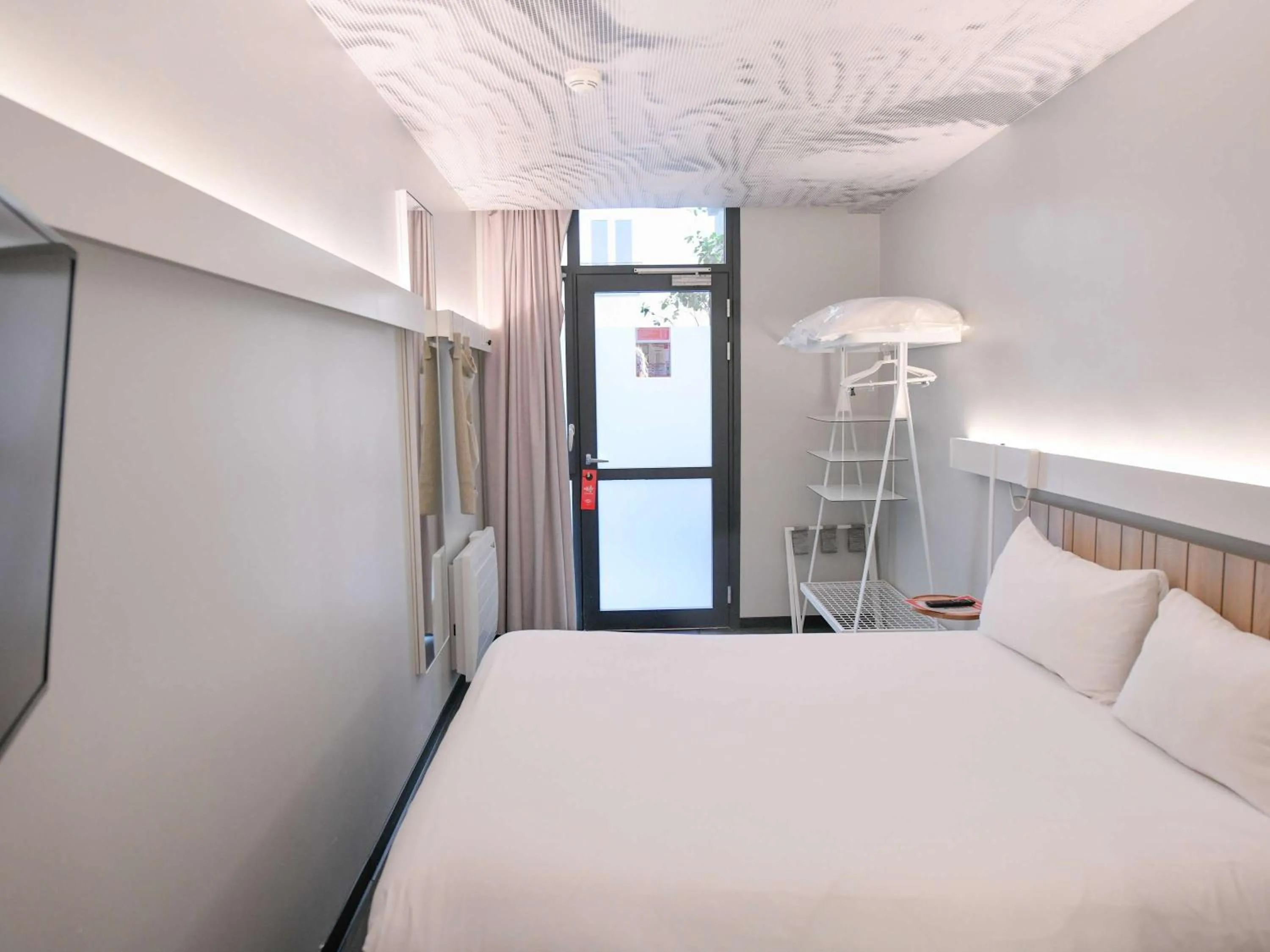 Property building, Bed in ibis Paris Opera La Fayette