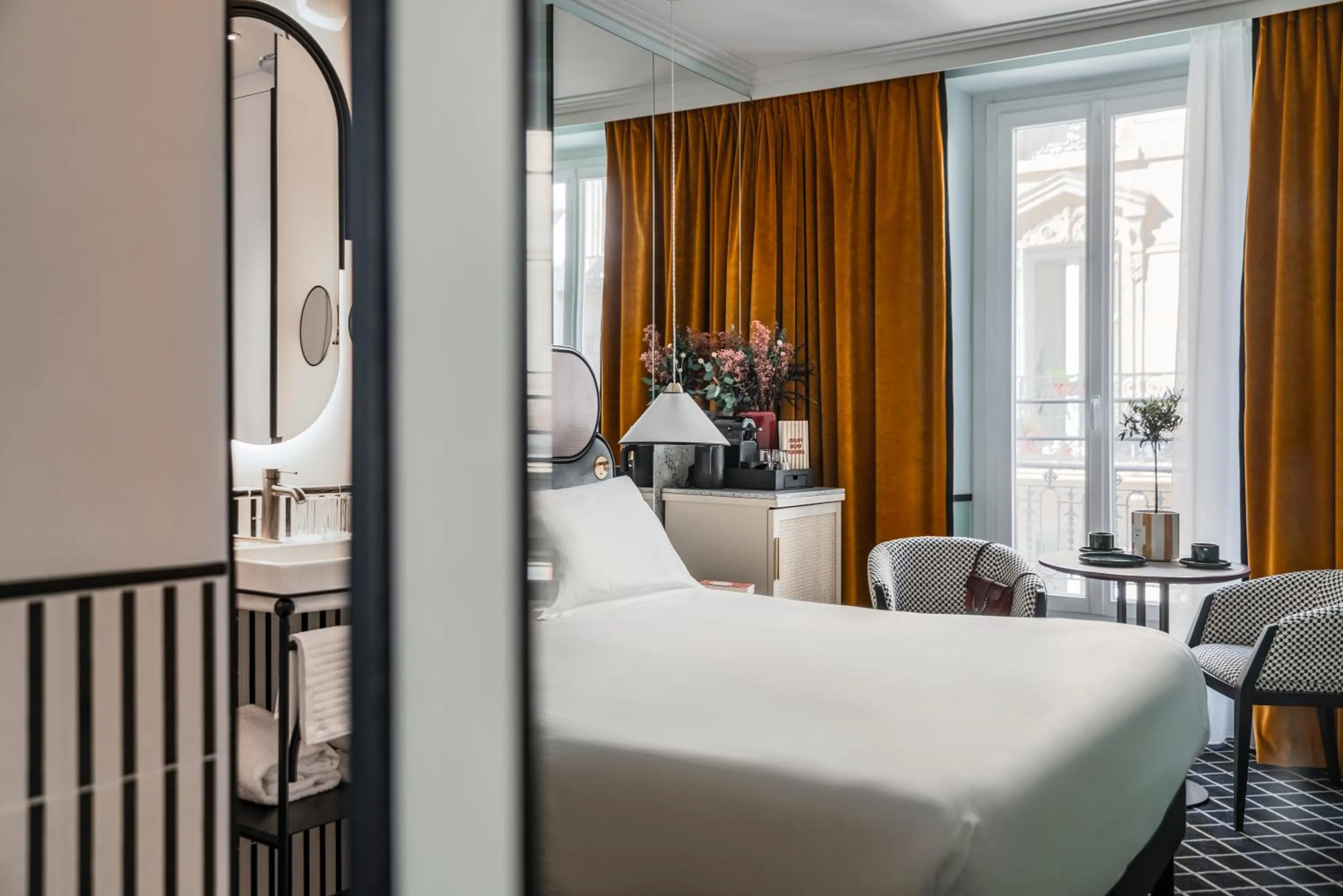 Photo of the whole room, Bed in Hotel Faubourg Galant Paris - Handwritten Collection