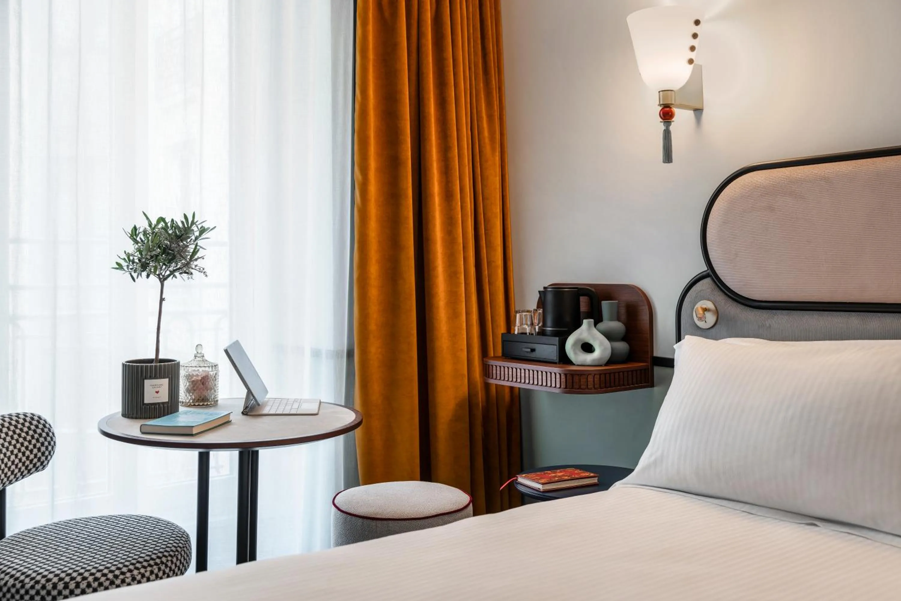 Bed in Hotel Faubourg Galant Paris - Handwritten Collection