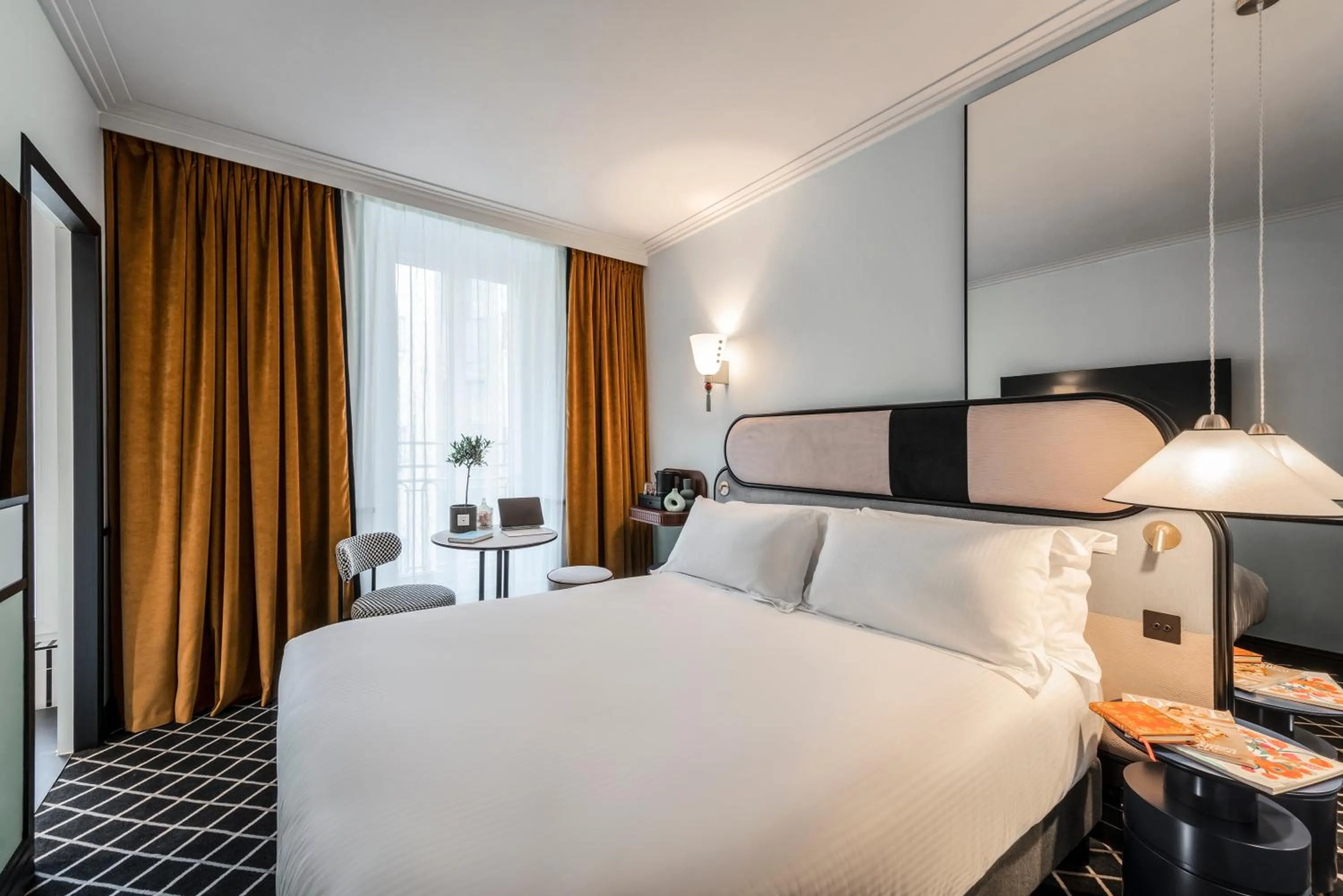 Photo of the whole room, Bed in Hotel Faubourg Galant Paris - Handwritten Collection