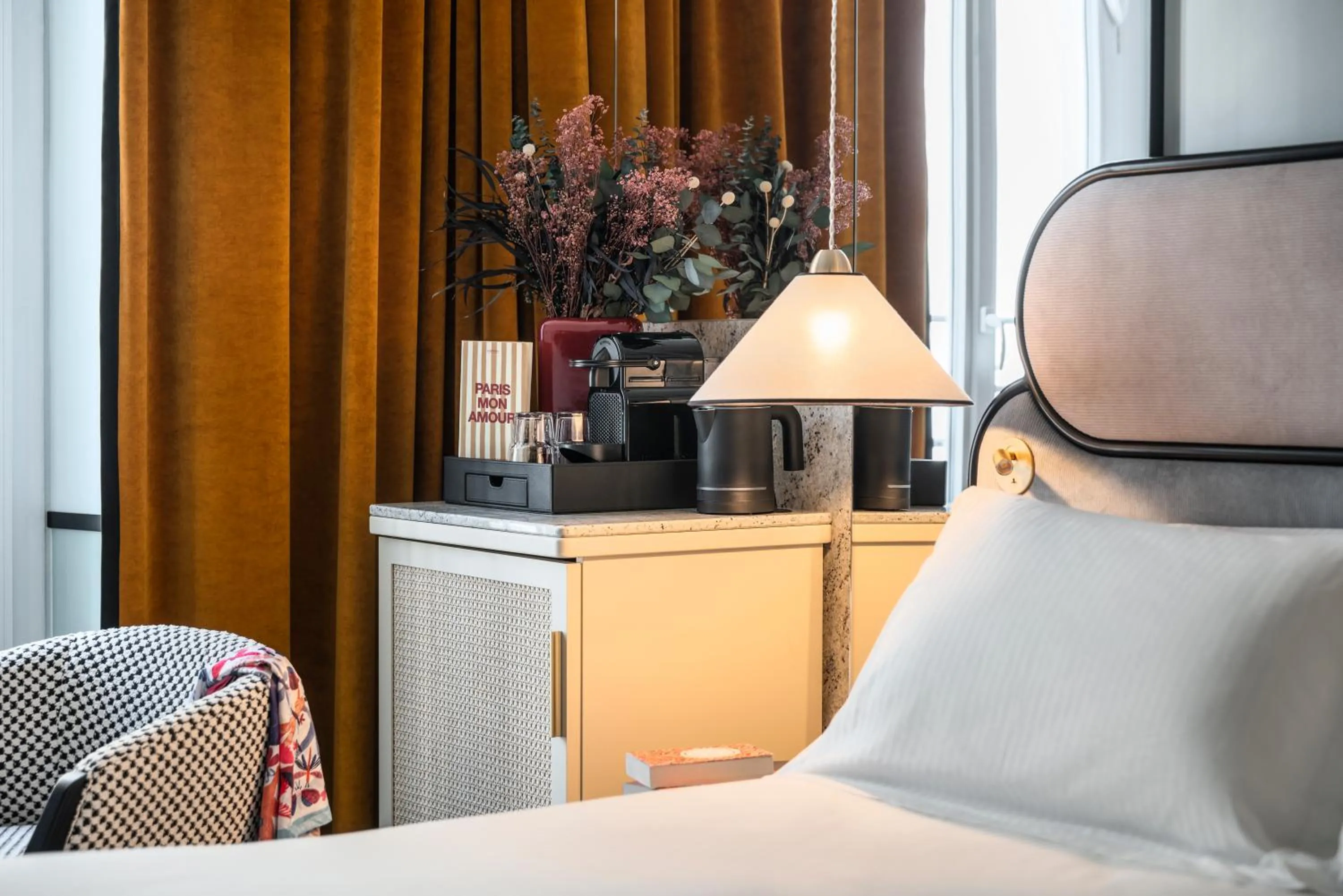 Bed in Hotel Faubourg Galant Paris - Handwritten Collection