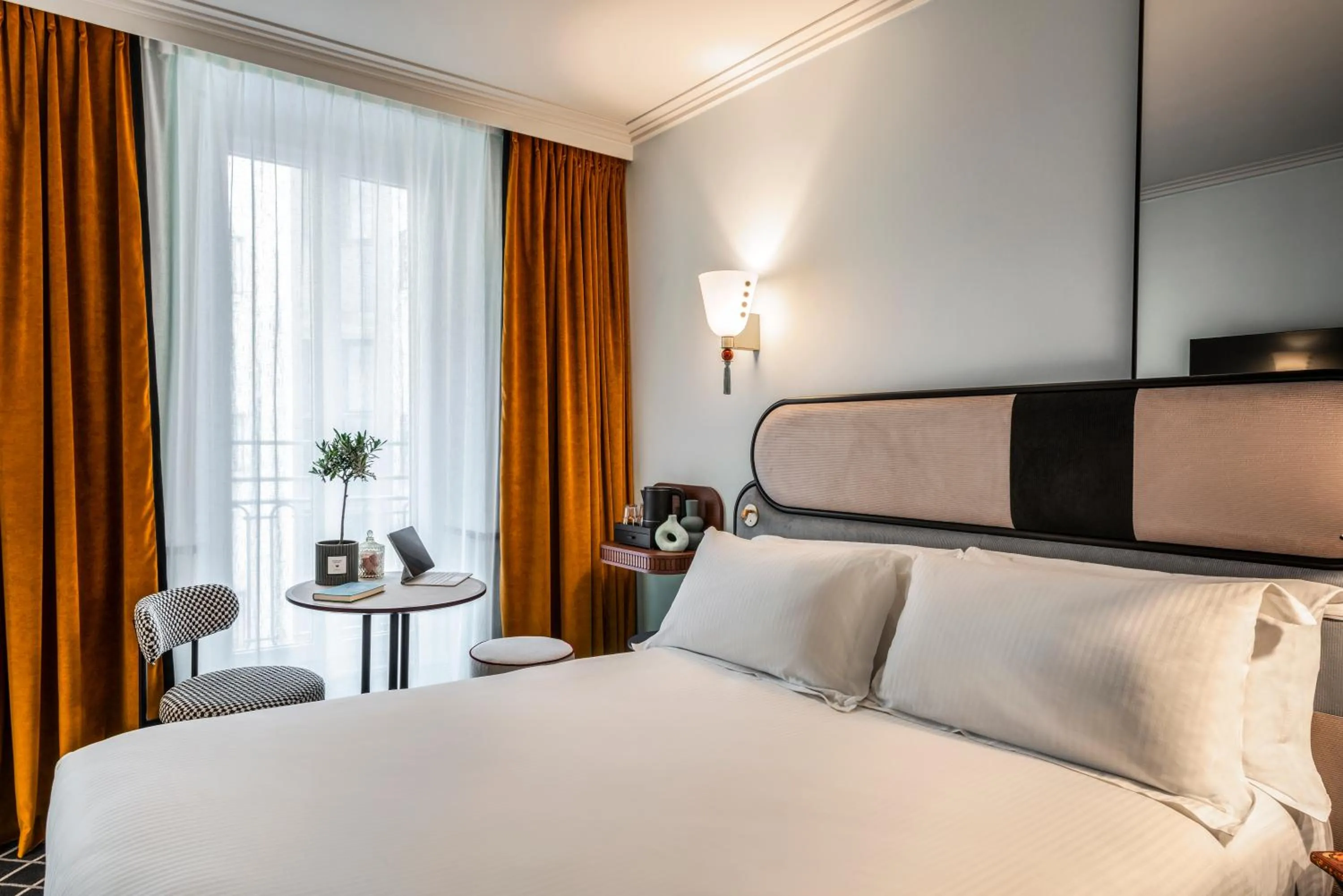 Bed in Hotel Faubourg Galant Paris - Handwritten Collection