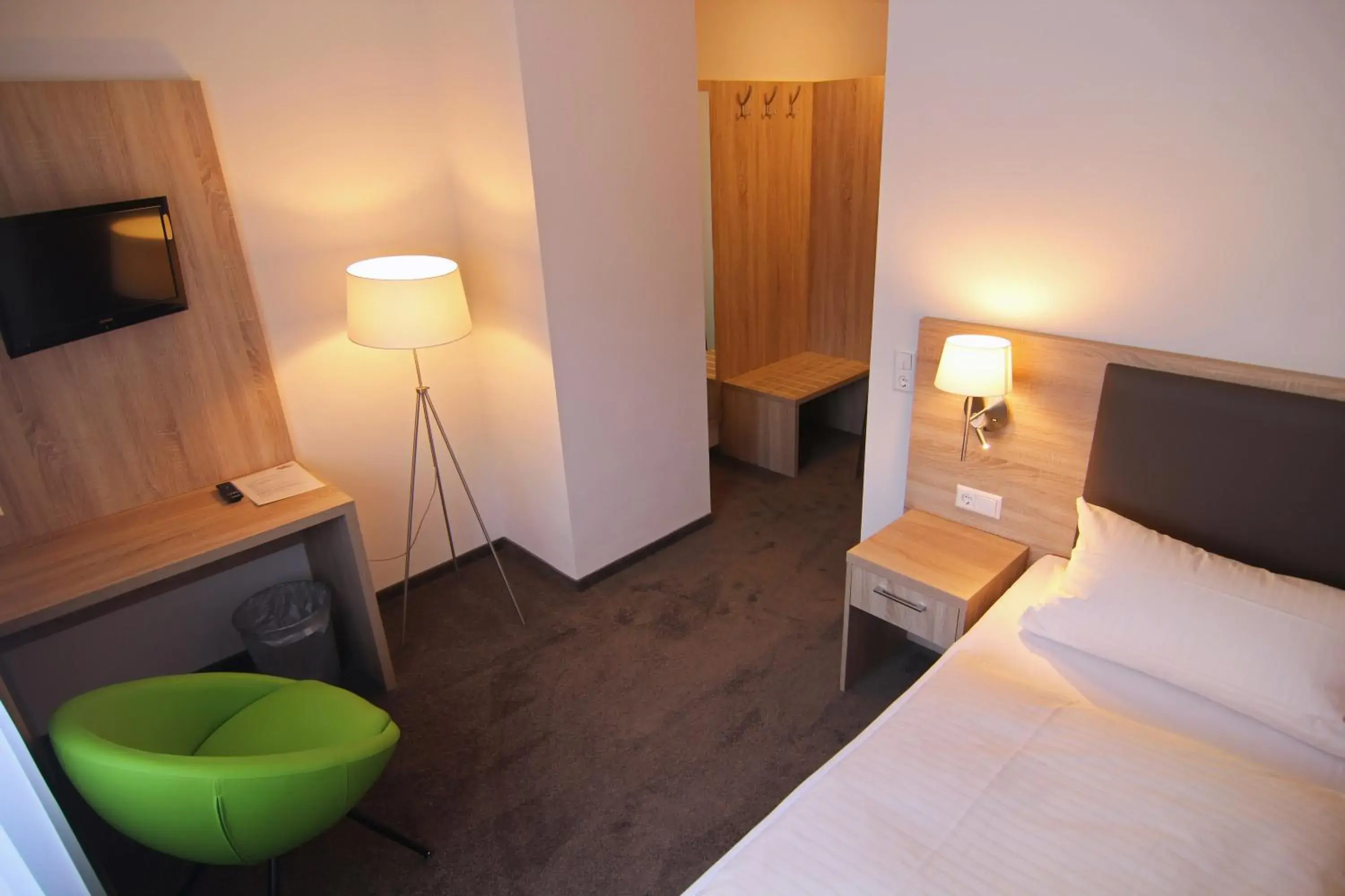 Single Room with Shower - single occupancy in Hotel Sunny Side Up Single Room with Shower - single occupancy in Hotel Sunny Side Up