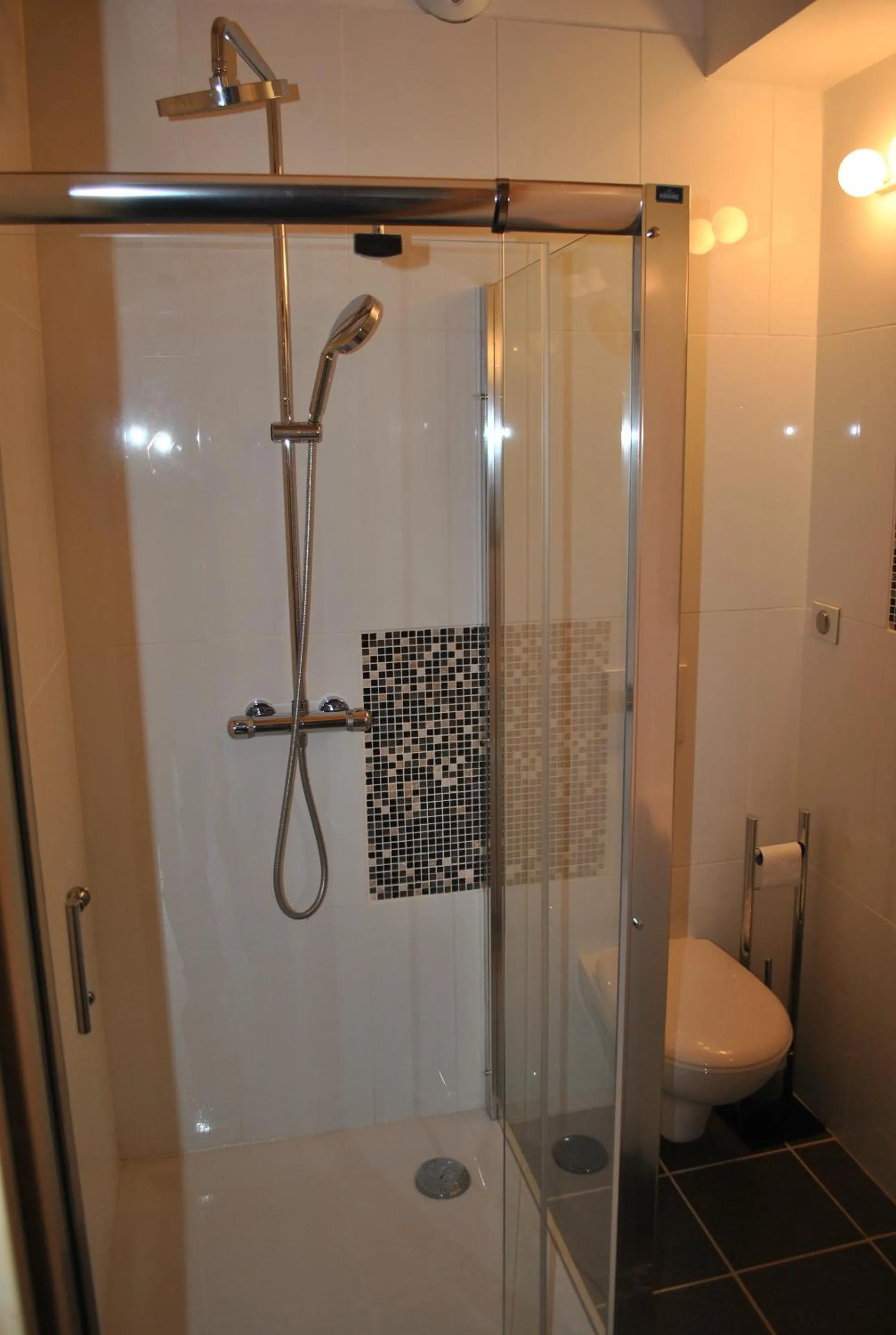 Shower in "Maison Schott" Studio