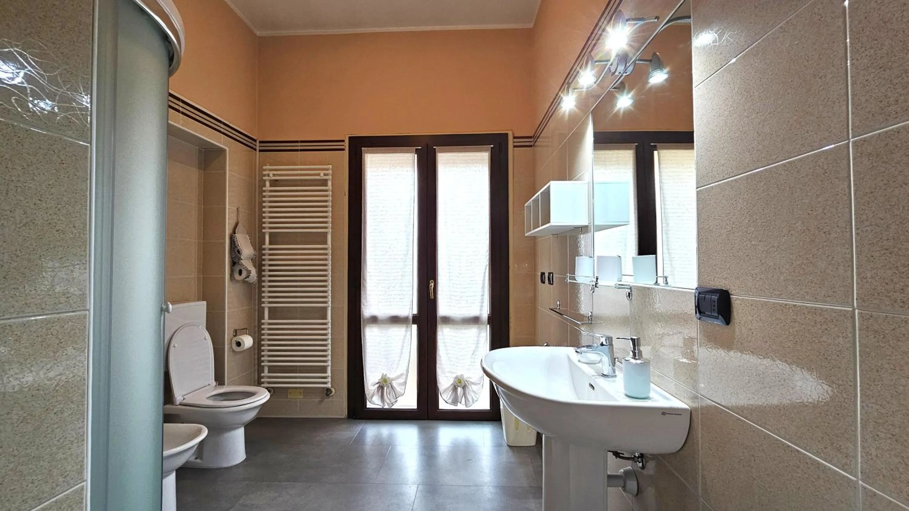 Shower in Opera et Love