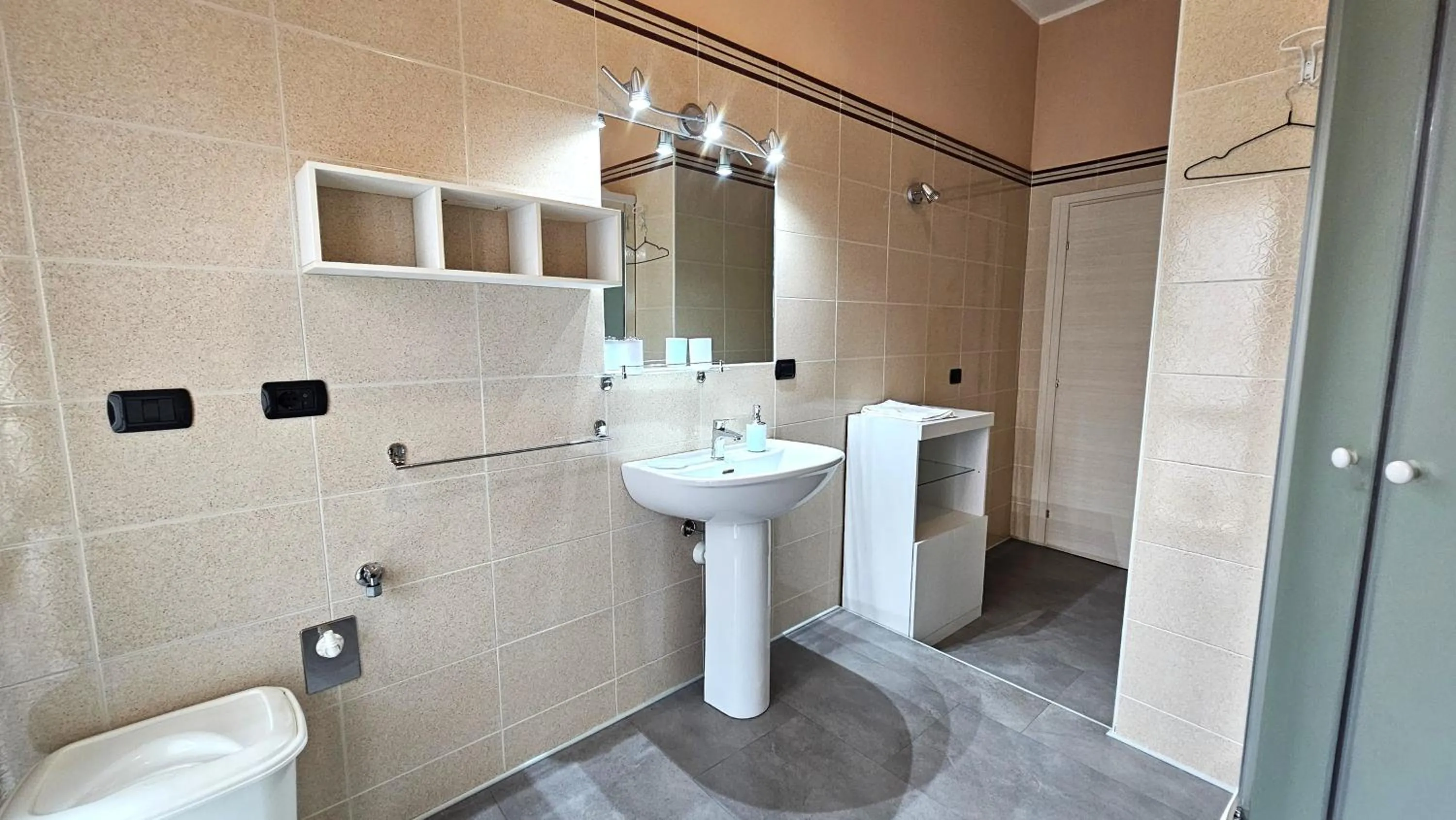 Shower in Opera et Love