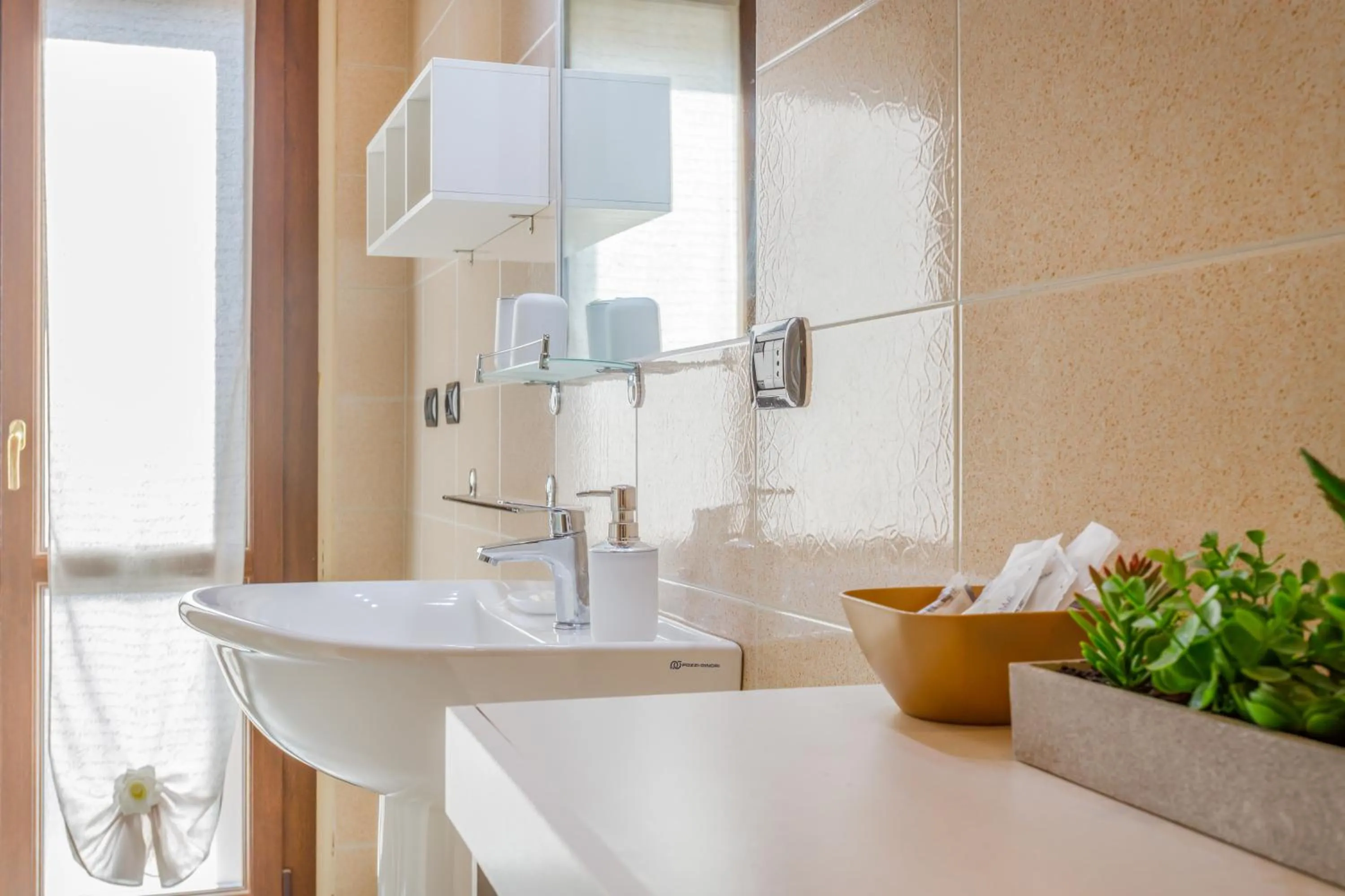 OPERA et LOVE - 200m dall'Arena con convenzione per Parcheggio e Colazione in pasticceria adiacente