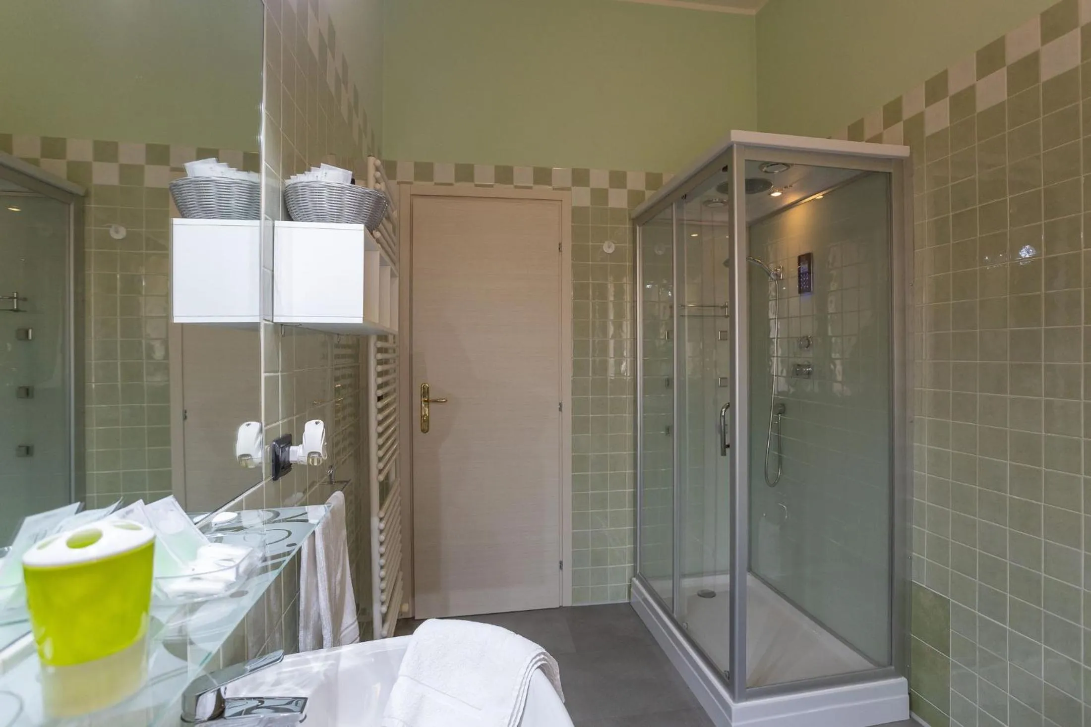 Shower in L'OPERA ROOMS