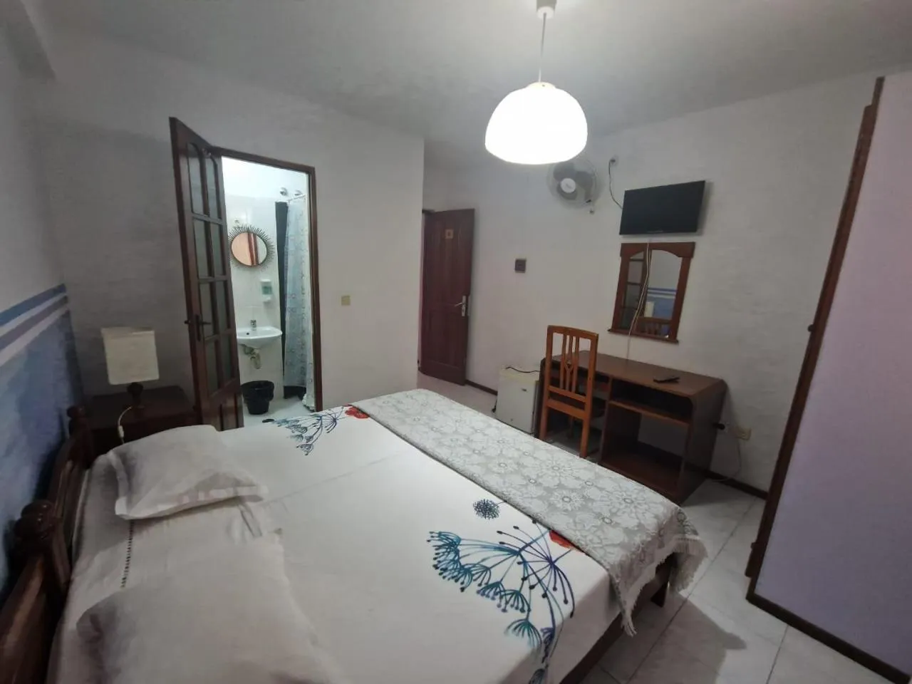 Double Room with Private Bathroom - single occupancy in Residencial Raiar