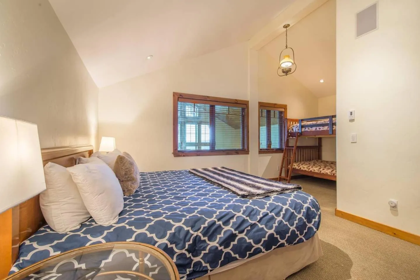 Bed in Skislope-Tahoe Villa