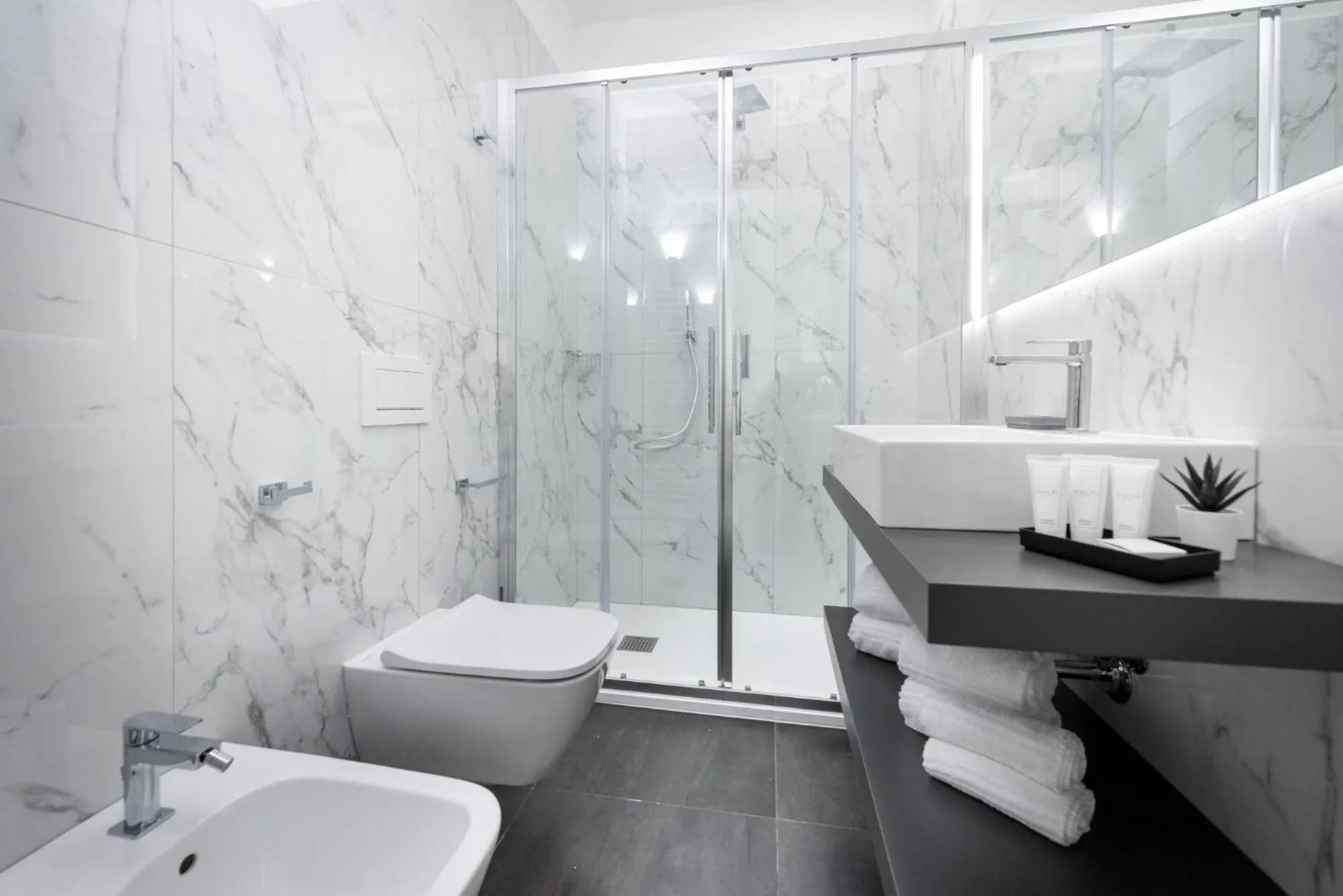 Shower in TURINHOMETOWN Residence Apartments