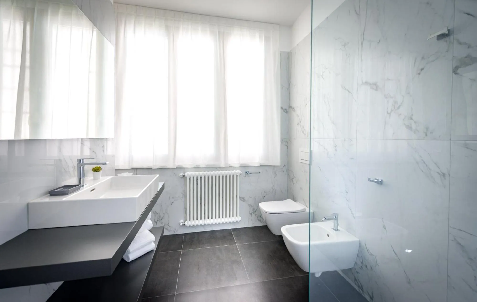 Shower in TURINHOMETOWN Residence Apartments