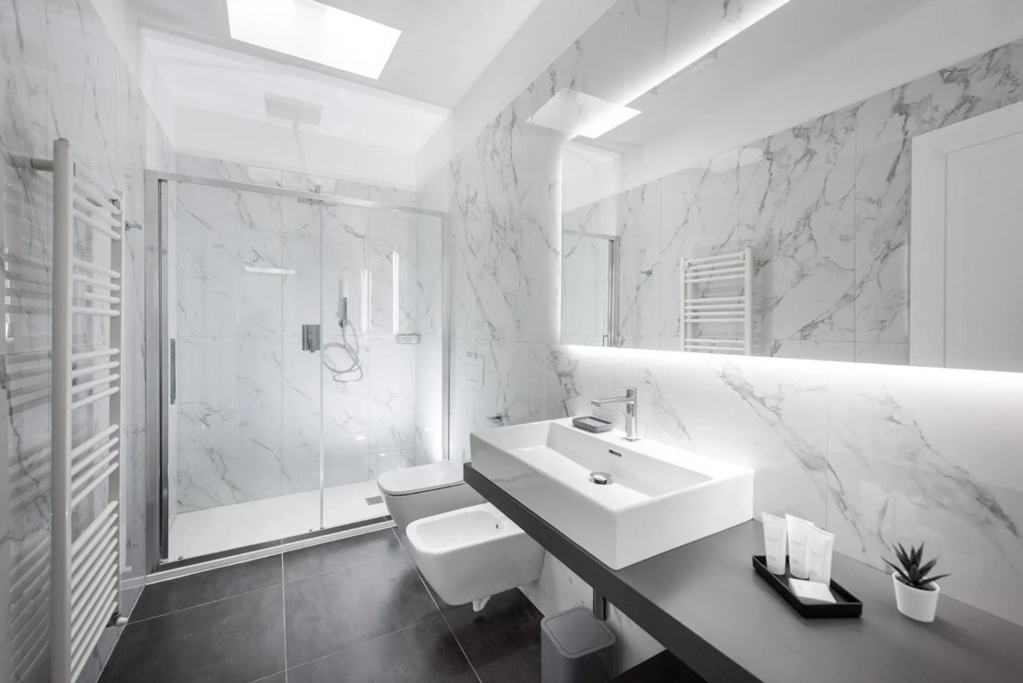 Shower in TURINHOMETOWN Residence Apartments