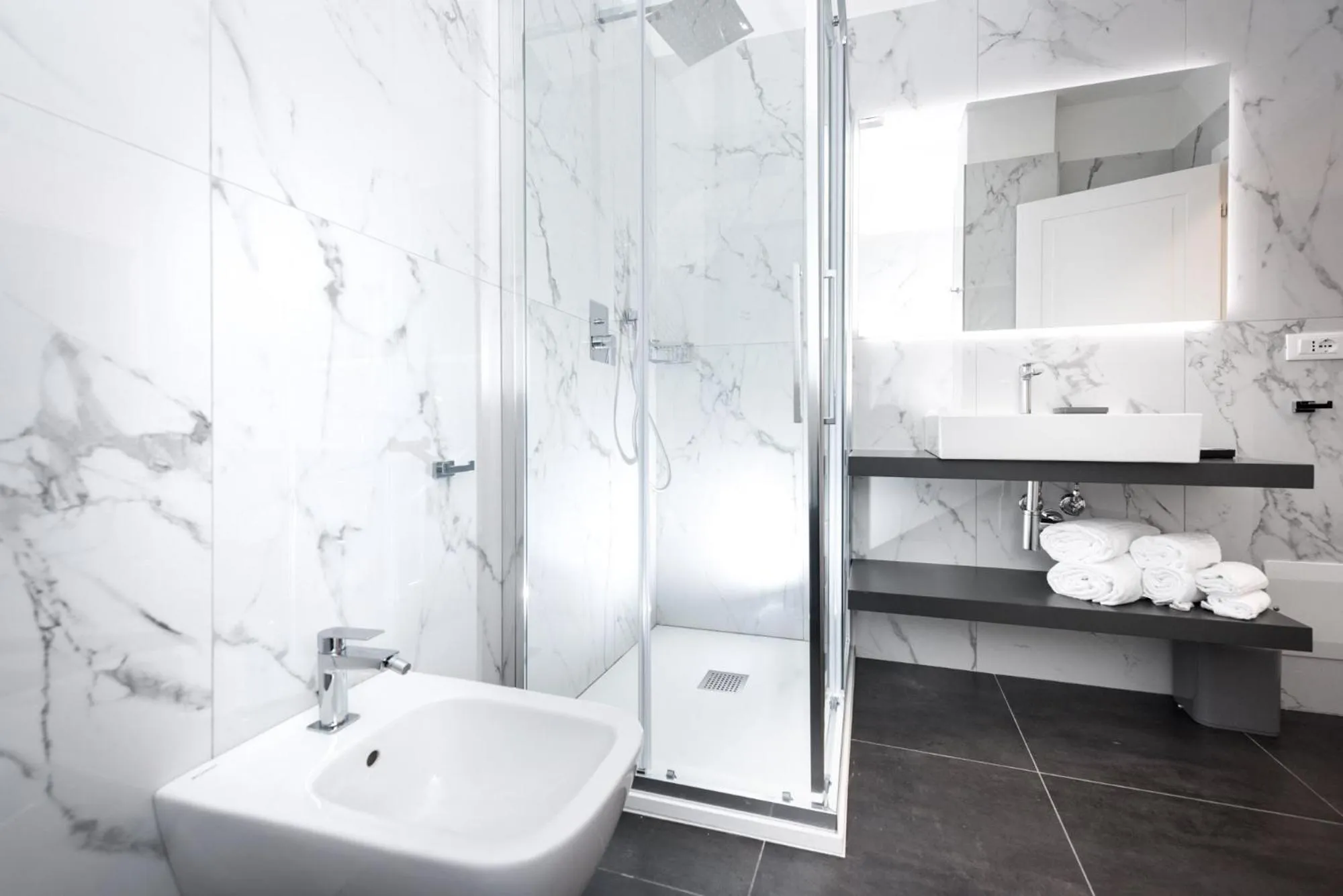 Shower in TURINHOMETOWN Residence Apartments